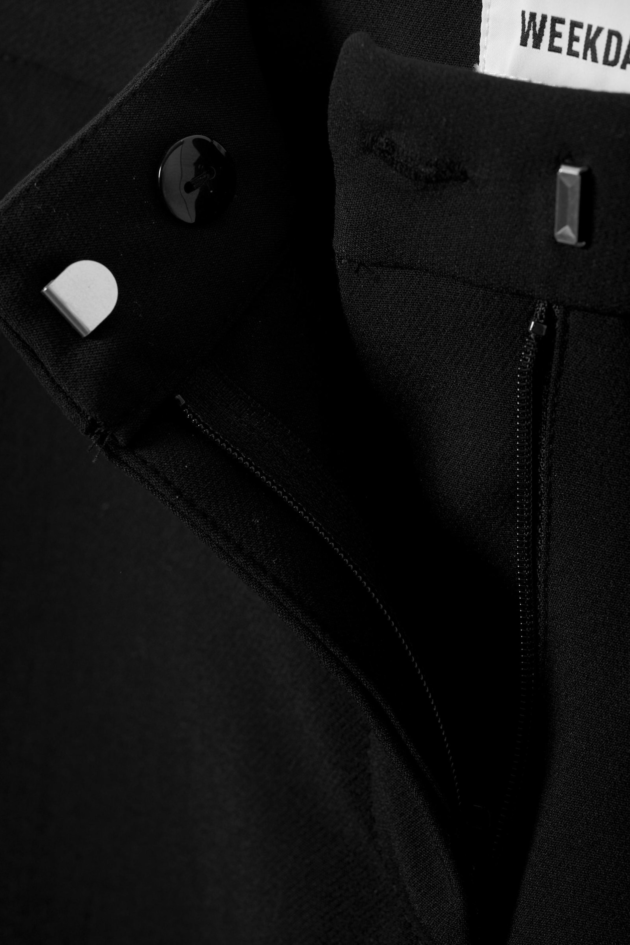 Schwarz - Schmal geschnittene Caprihose - 2