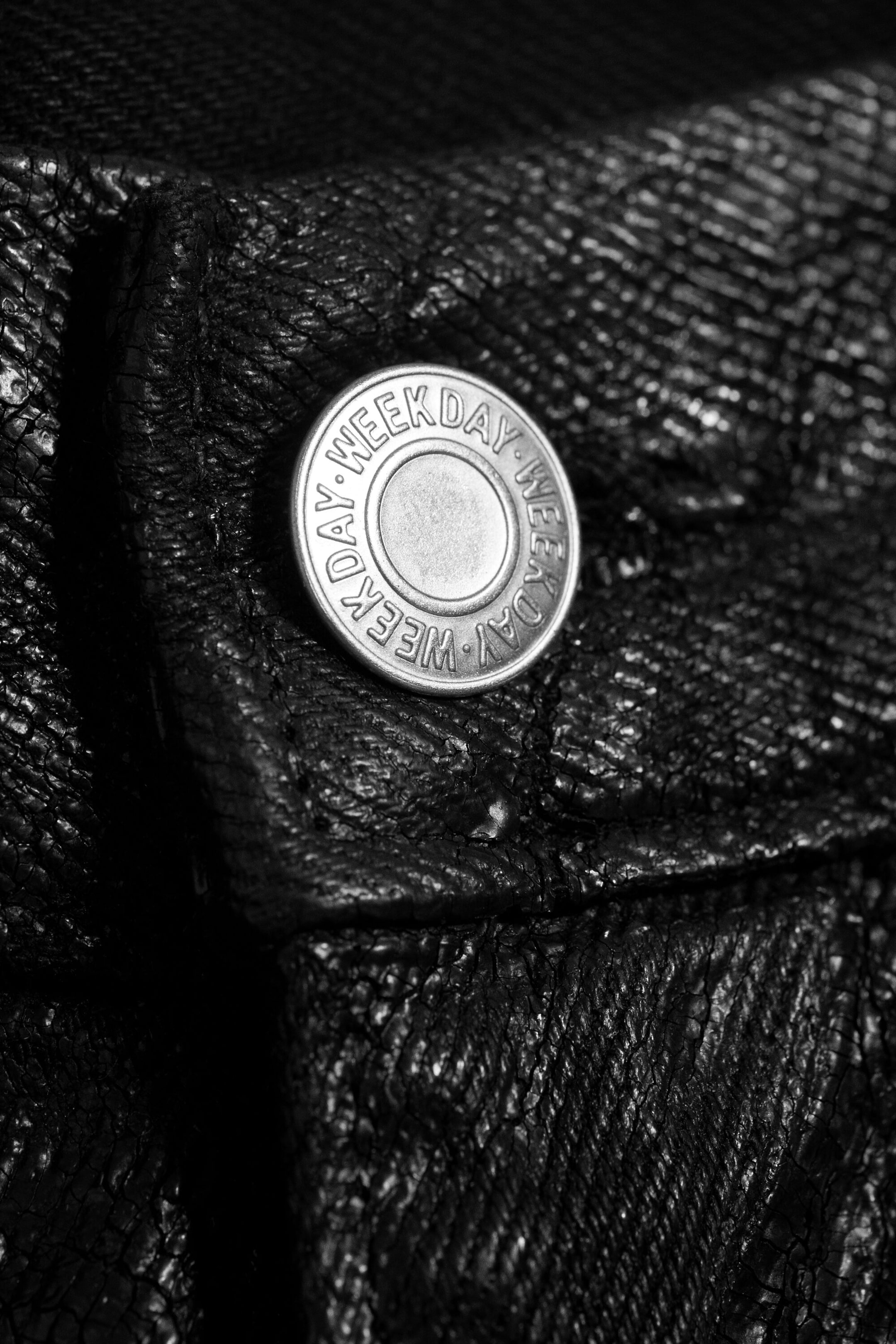 Black - Loose Low Rise Coated Denim Shorts - 6