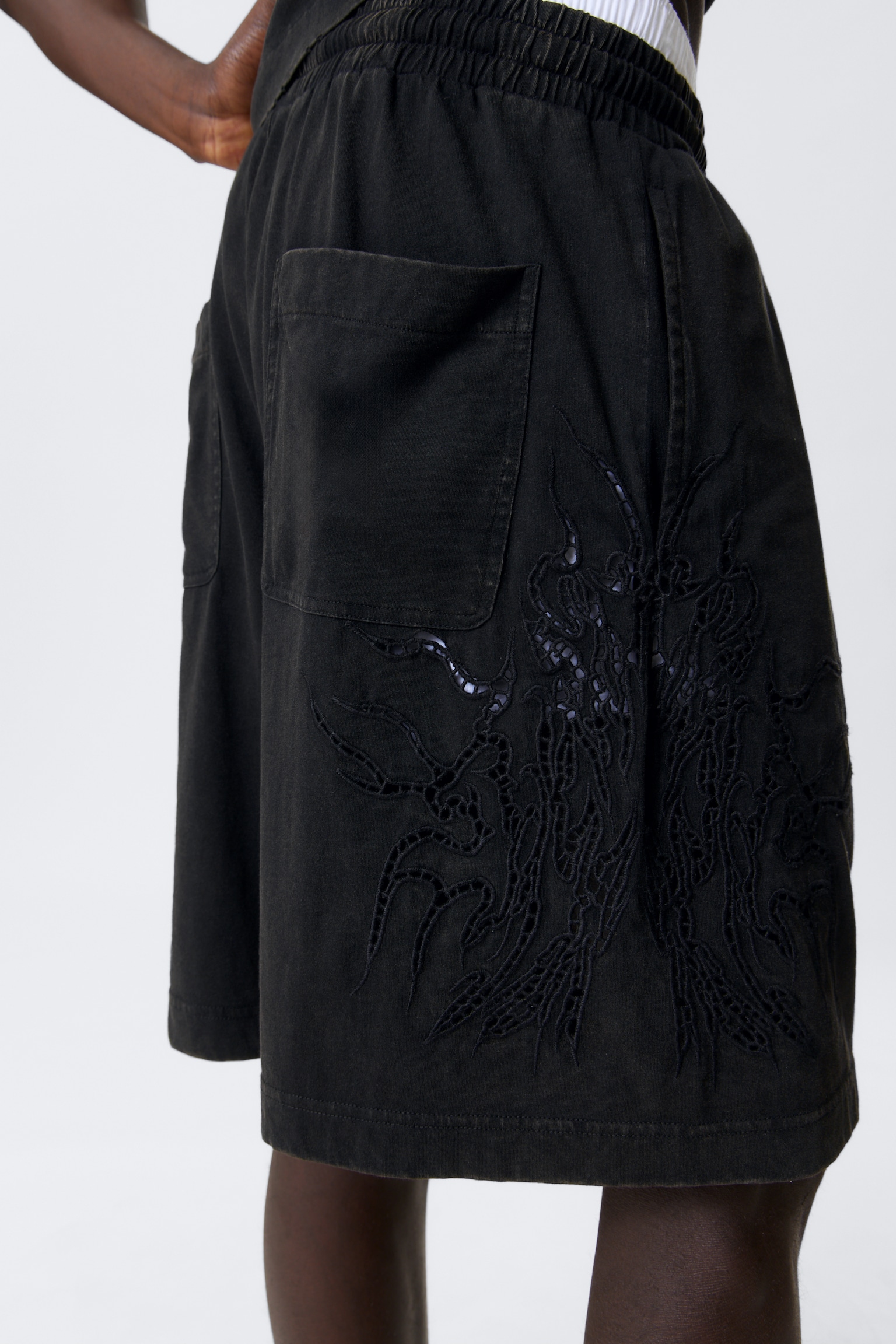 Shorts loose in cotone con ricamo a punto inglese - Nero lavato - 5