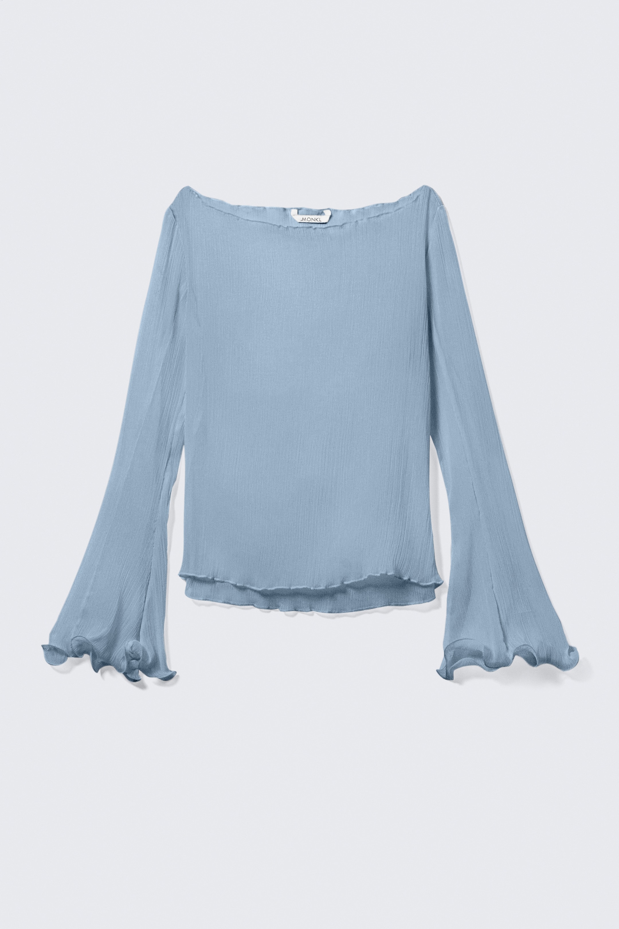 Ingrandisci l'immagine: Una blusa azzurra è presentata FRONTE, caratterizzata da uno scollo a barca, maniche lunghe leggermente svasate e bordi delicatamente arricciati ai polsini e all'orlo. Il tessuto appare leggero e semi-trasparente con una finitura strutturata.