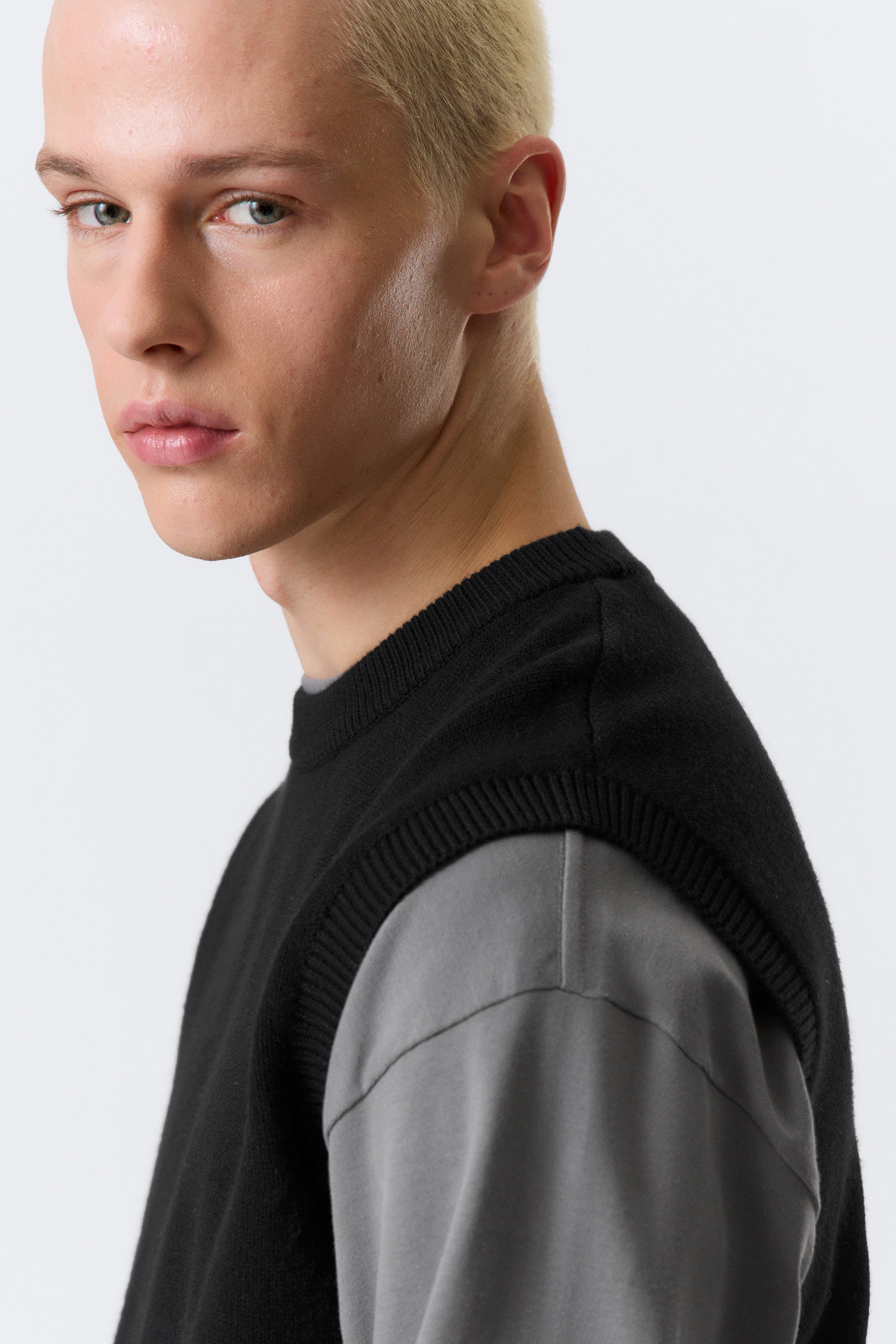 Black - Knitted Vest - 2