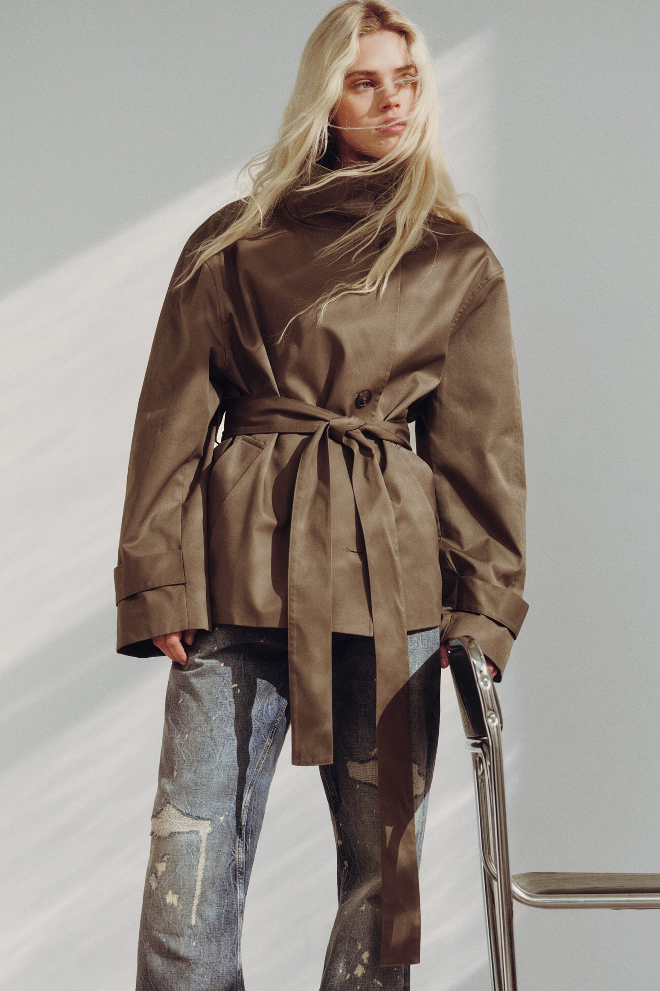 Staubgrau - Kurzer Oversize-Trenchcoat mit Stehkragen - 1