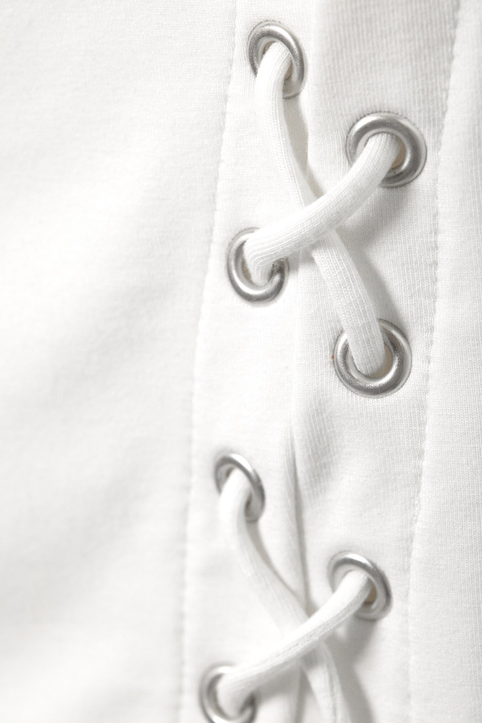 Top sin mangas con ojales, cuello barco y cordones - Blanco/Blanco/Negro - 2