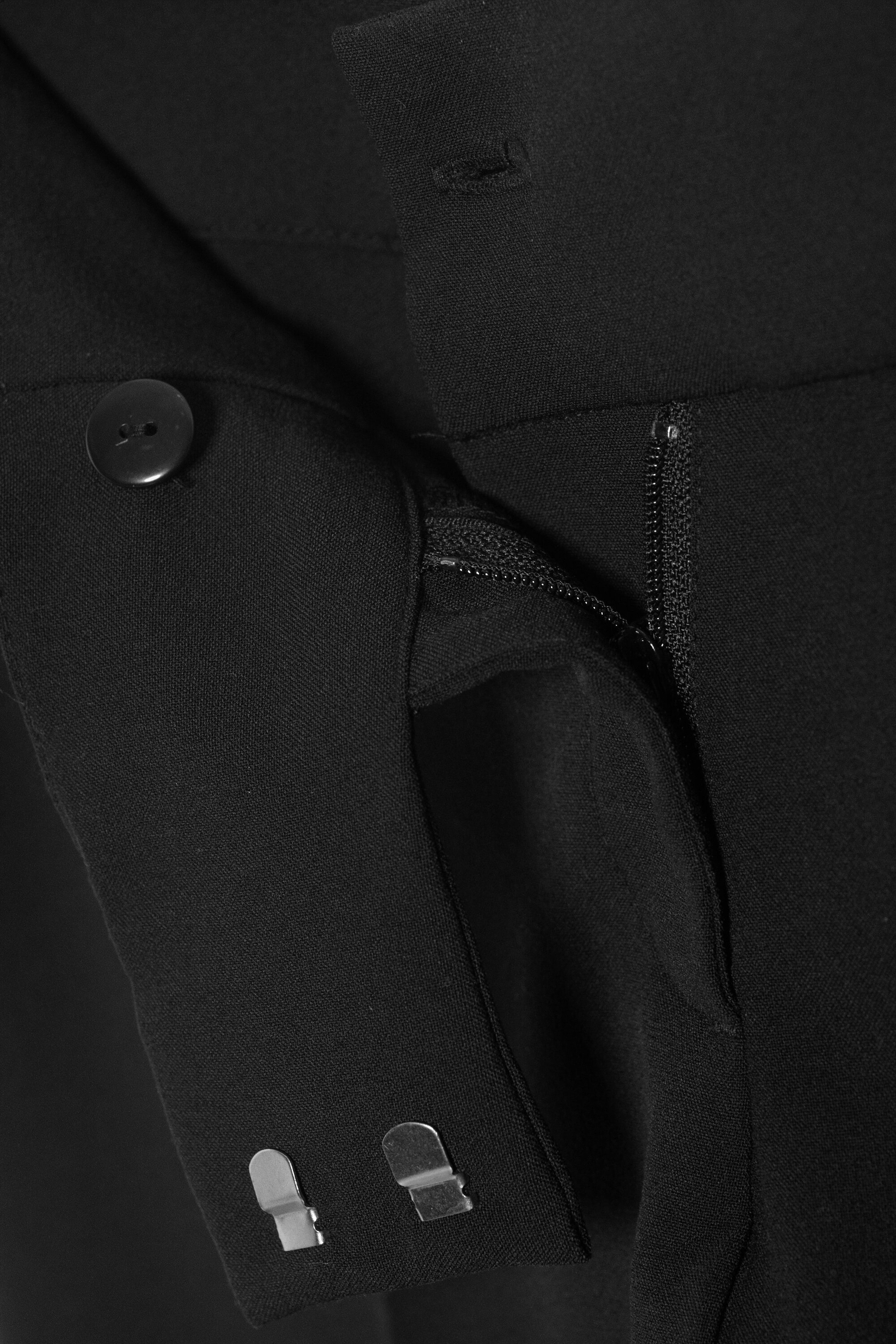 Black - Low-Rise Straight Suiting Trousers - 2