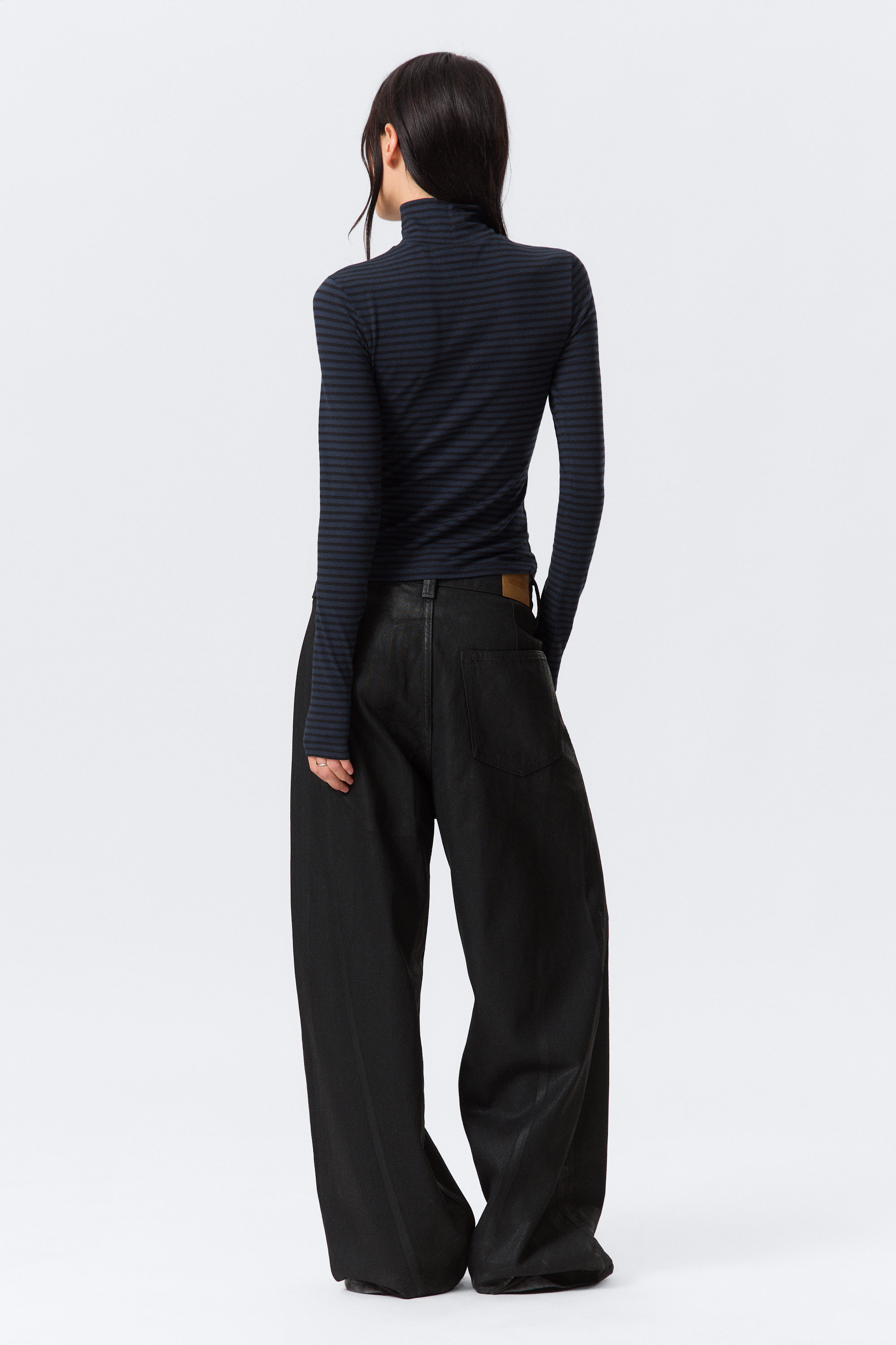 Dunkelblau gestreift - Figurbetontes, gestreiftes Rollkragenoberteil - 2