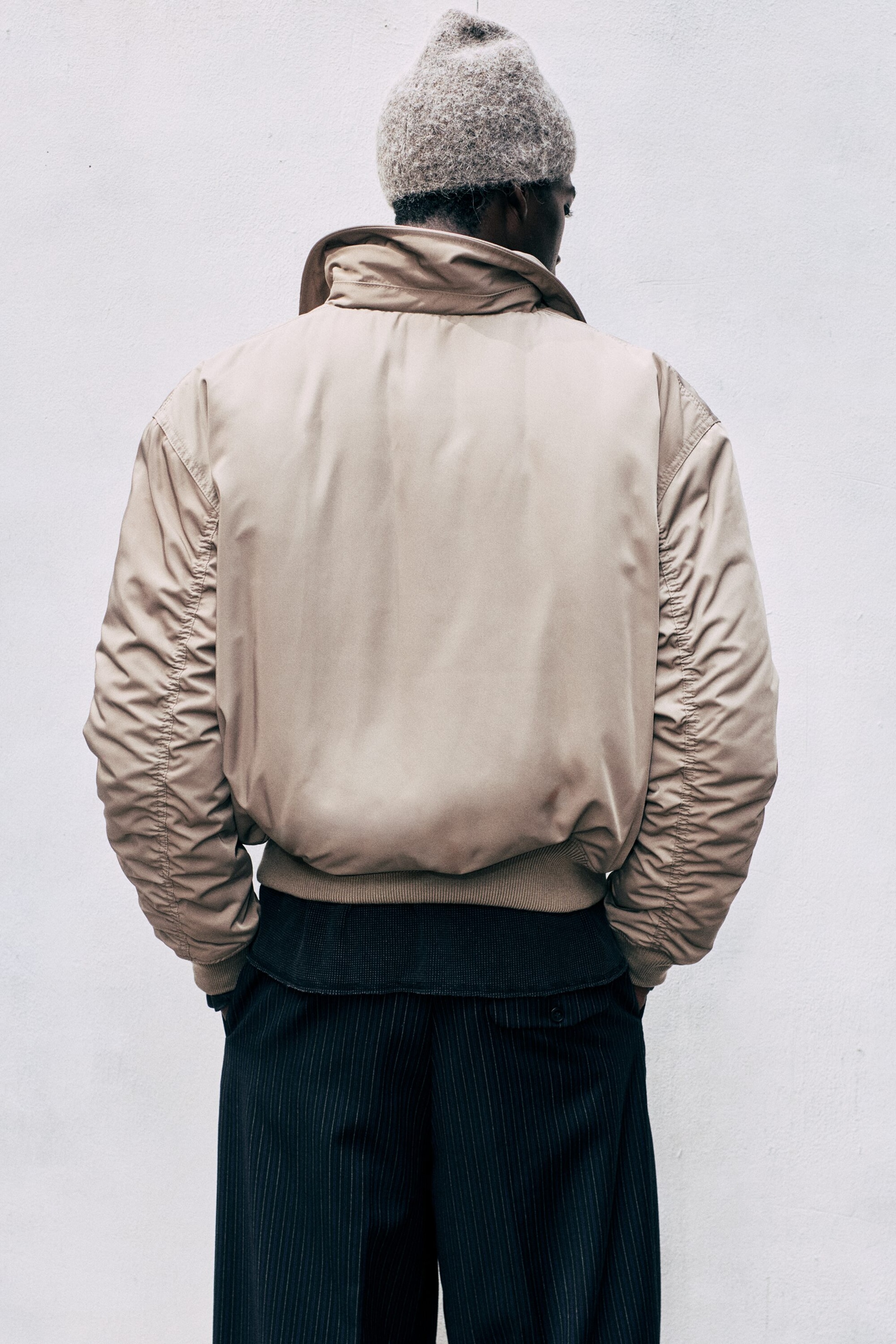 Gedecktes Taupe - Wattierte Bomberjacke aus Twill - 3