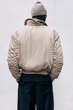 Gedecktes Taupe - Wattierte Bomberjacke aus Twill - 3