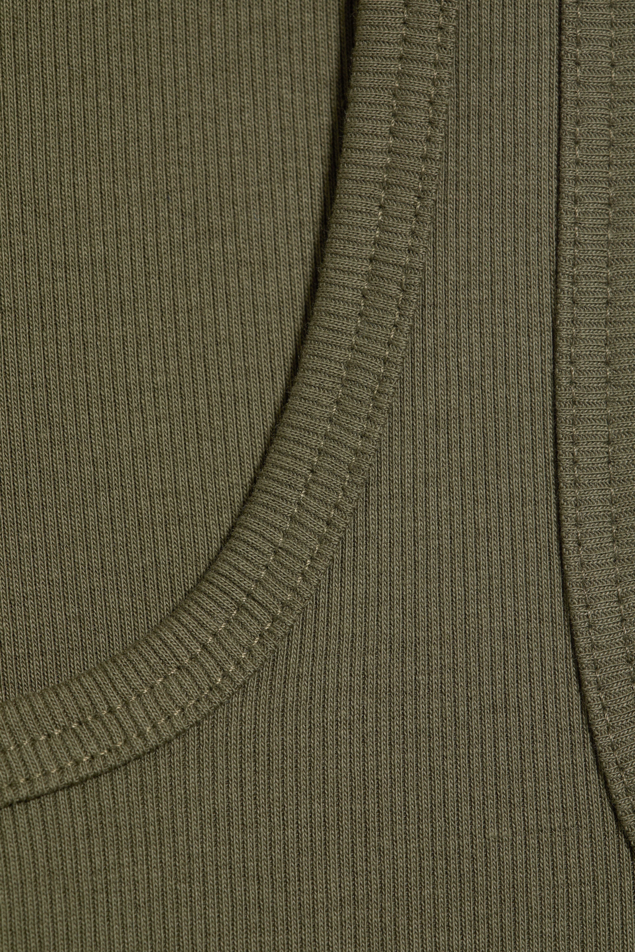 Khaki Green - Smalt ribbat linne med fyrkantig halsringning - 2