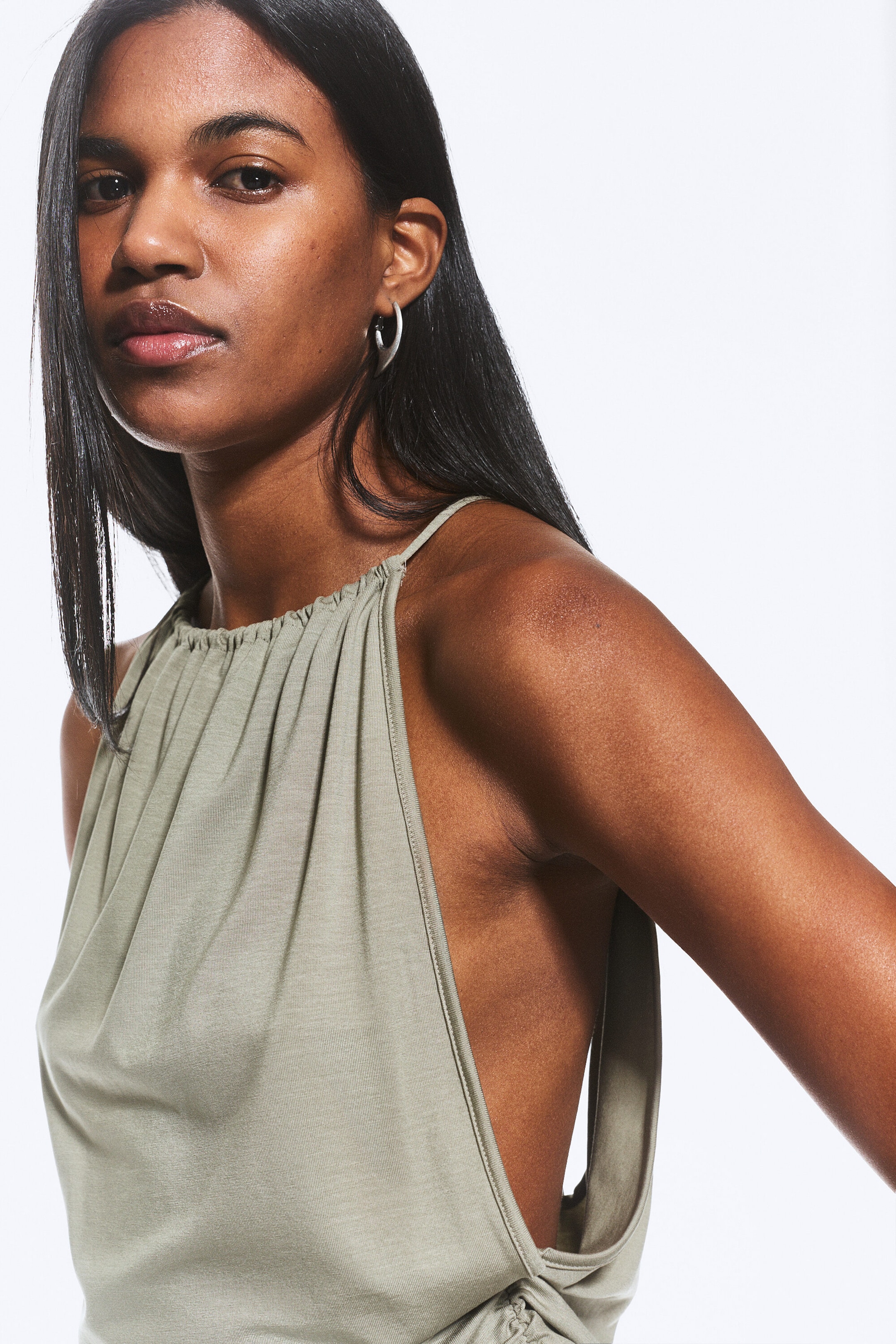 Staubiges Khakigrün - Ärmelloses Neckholder-Top mit Raffungen - 2