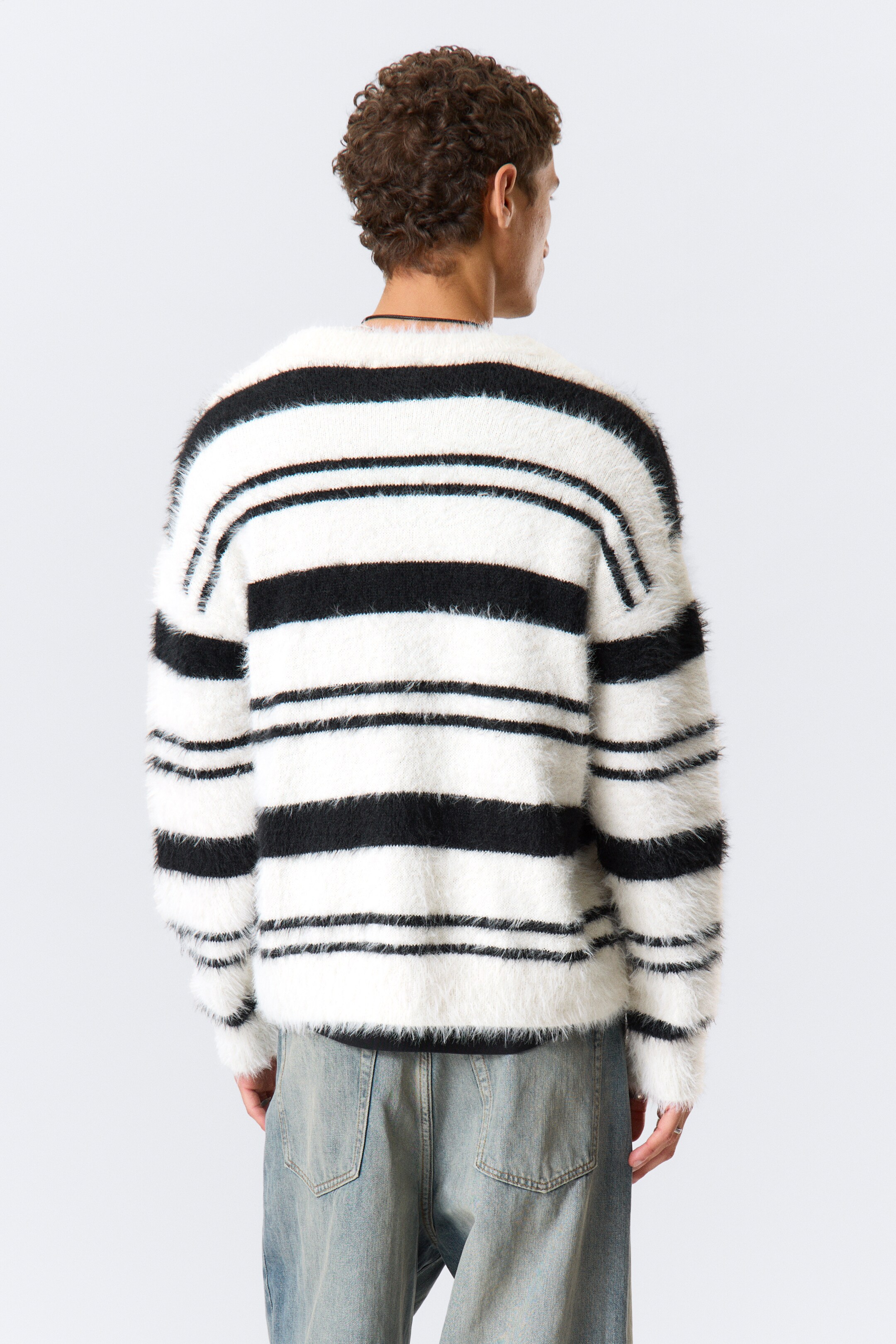 Visa större bild: Avslappnad randig stickad tröja - Svart & Vit Rand - HERR | H&M SE 4