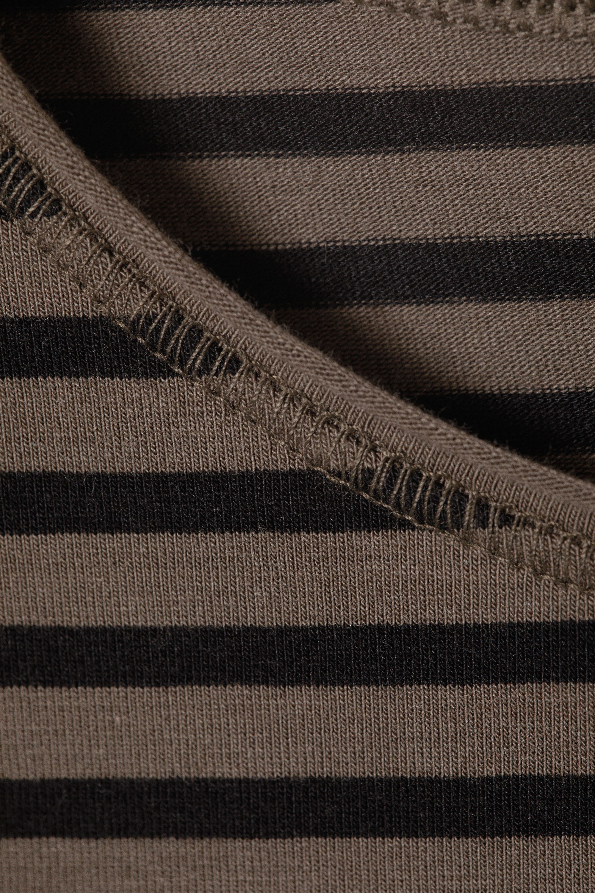 Dunkelbraun gestreift - Longsleeve aus Baumwolle - 2