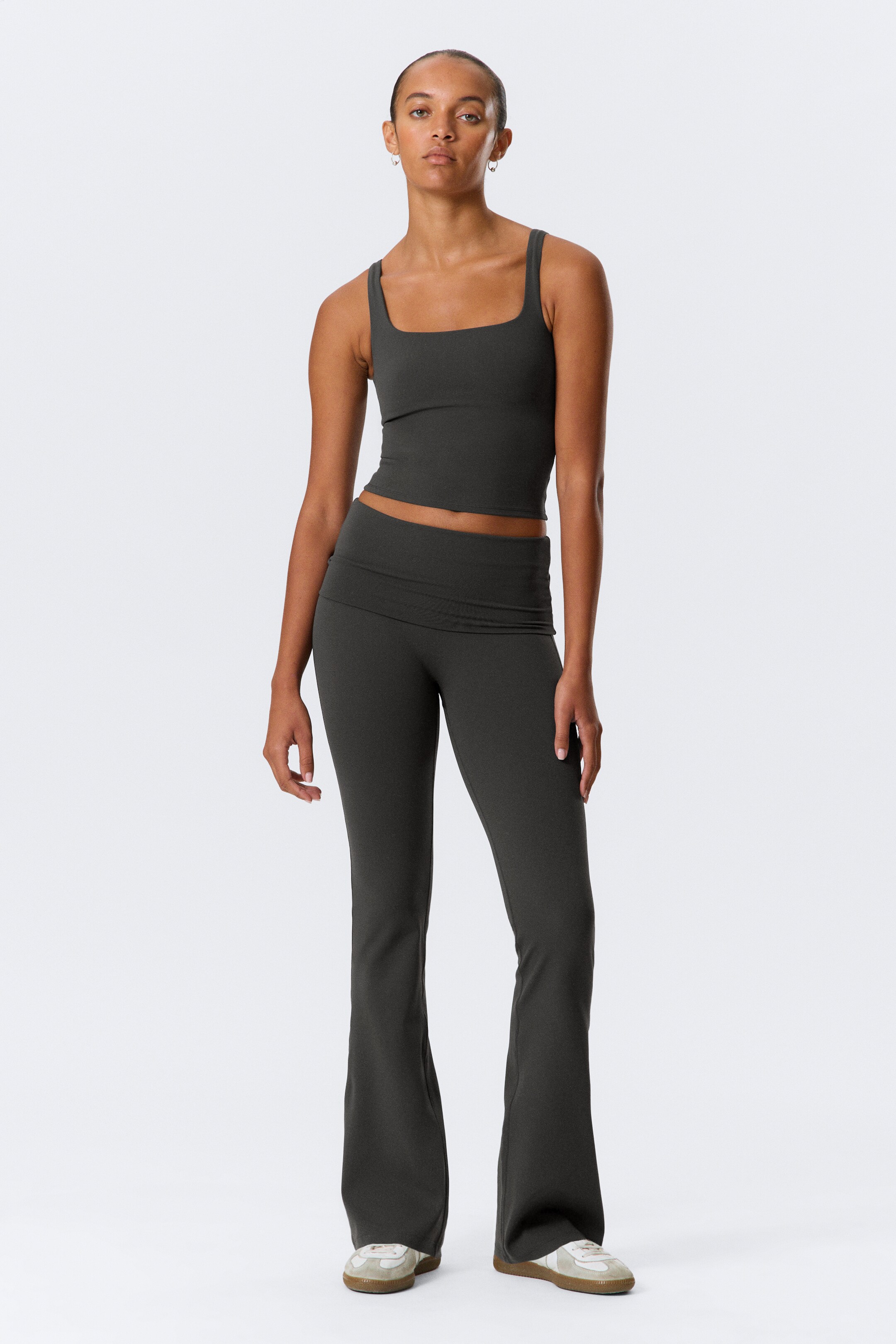 Agrandir l'image: Collants de yoga évasés à taille plissée - Dark Grey - FEMME | H&M CH 1
