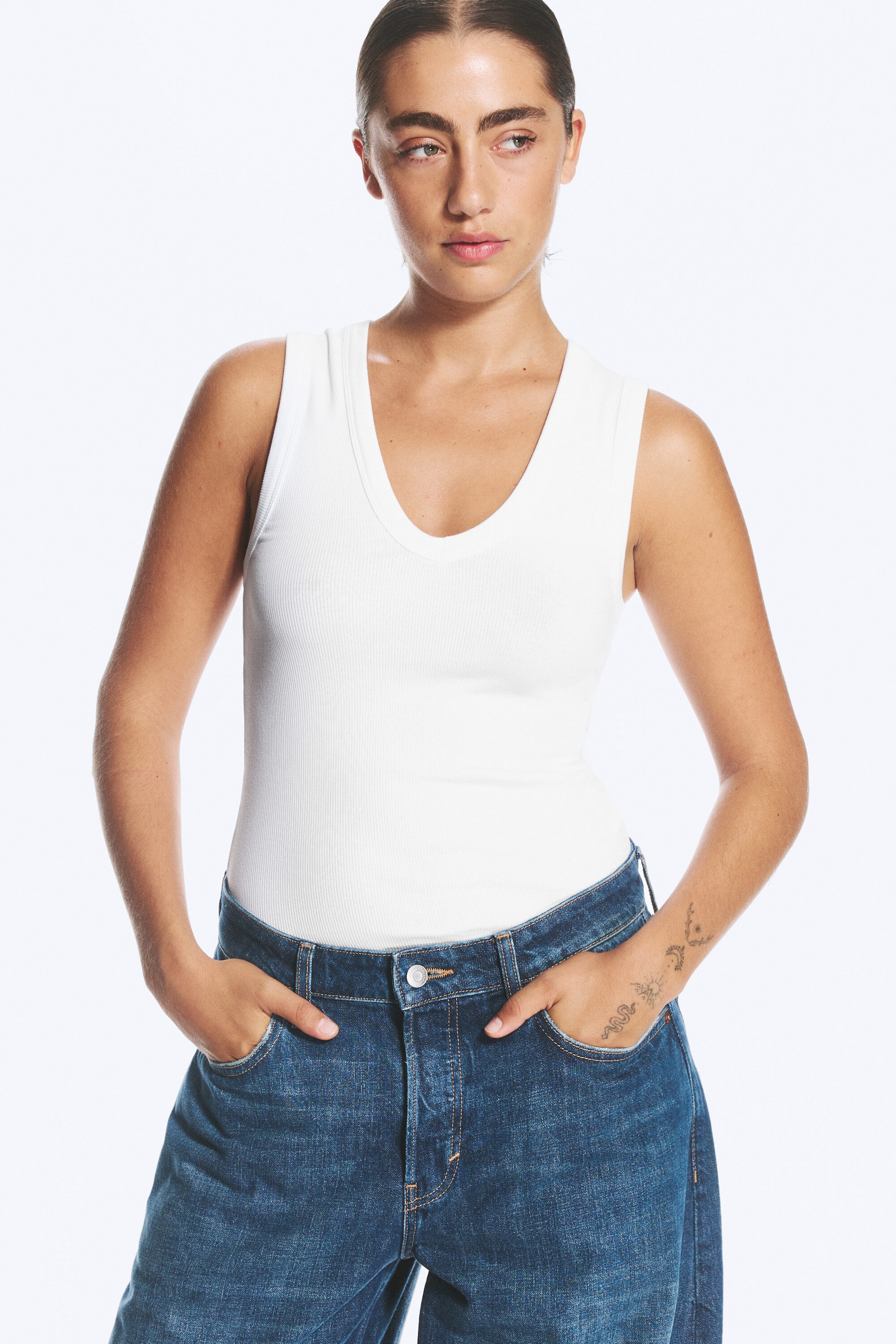 Weiß - Geripptes Tanktop mit V-Ausschnitt - 1