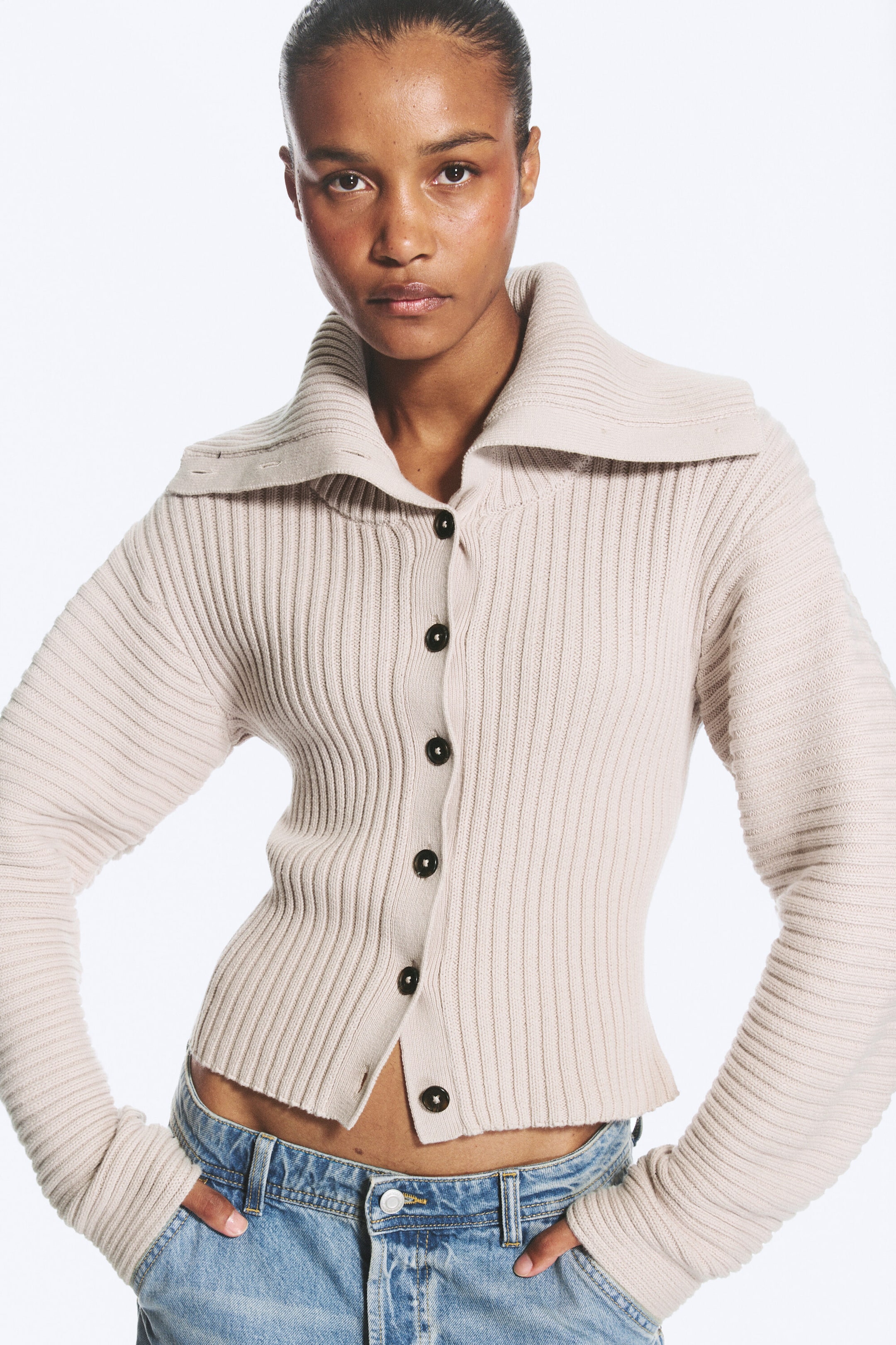 Gedecktes helles Taupe - Taillenbetonter Strick-Cardigan - 1