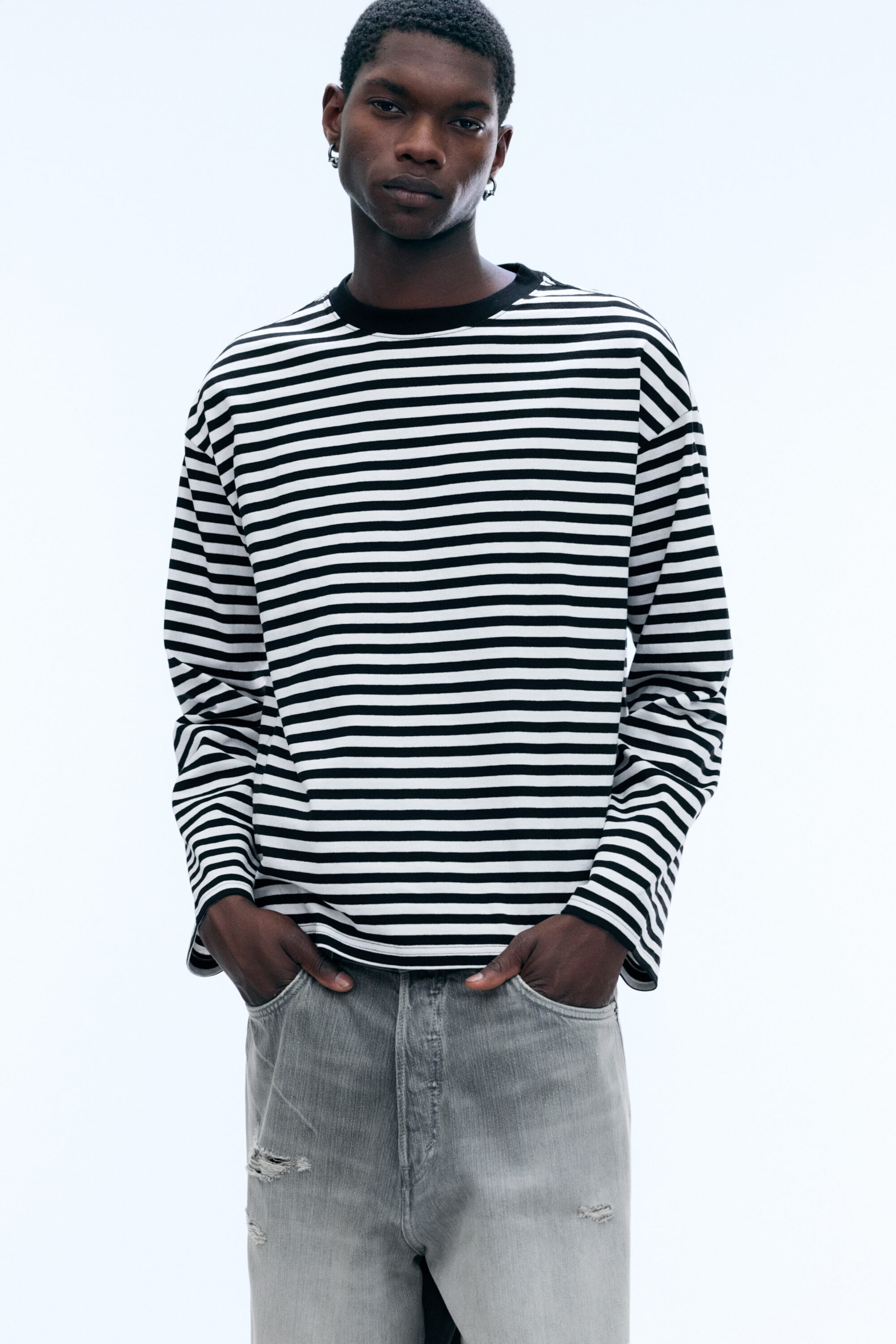 Gestreift in Weiß und Schwarz - Boxy Longsleeve mit lockerer Passform - 1