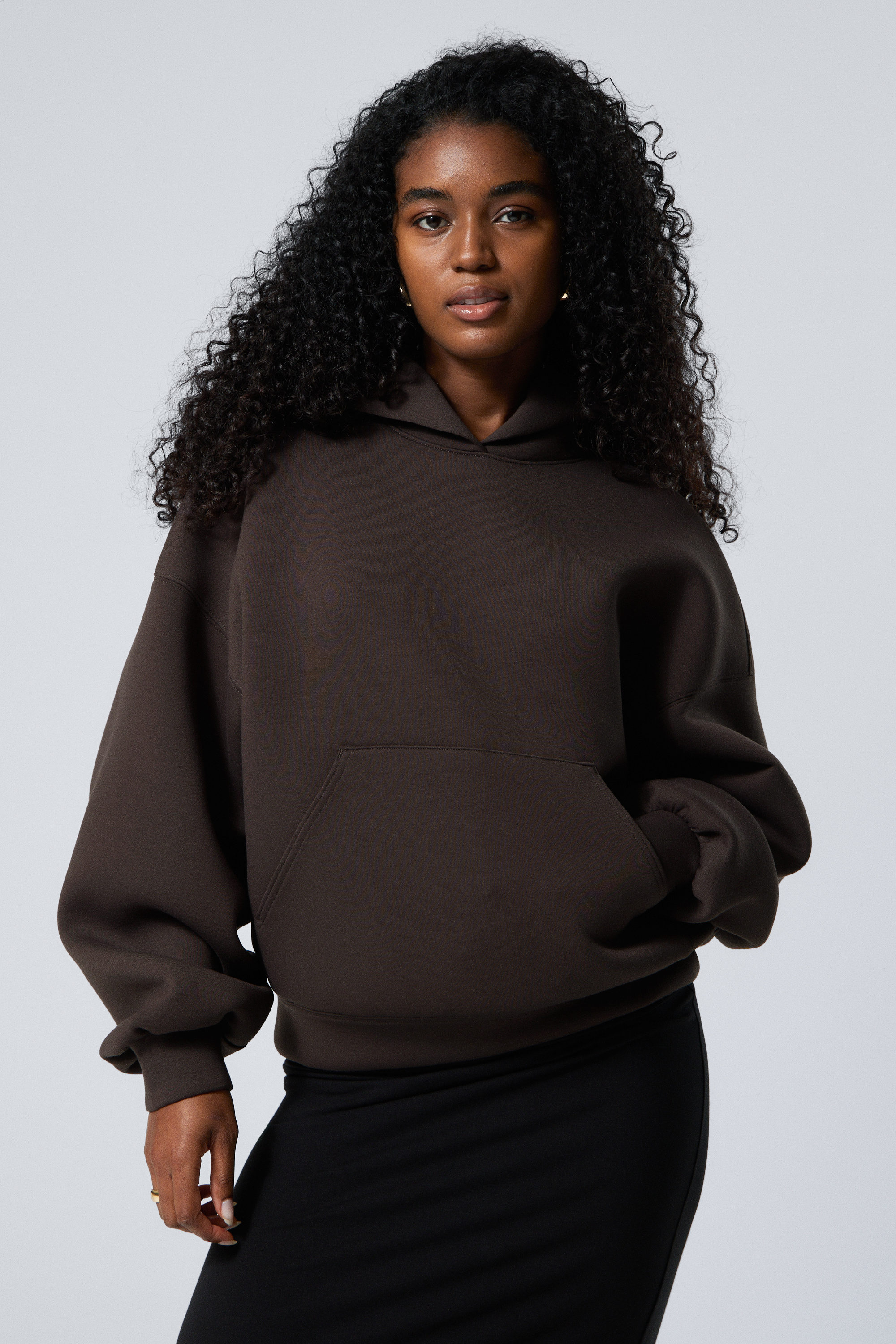 Dunkelbraun - Scuba-Hoodie mit Oversize-Passform - 1