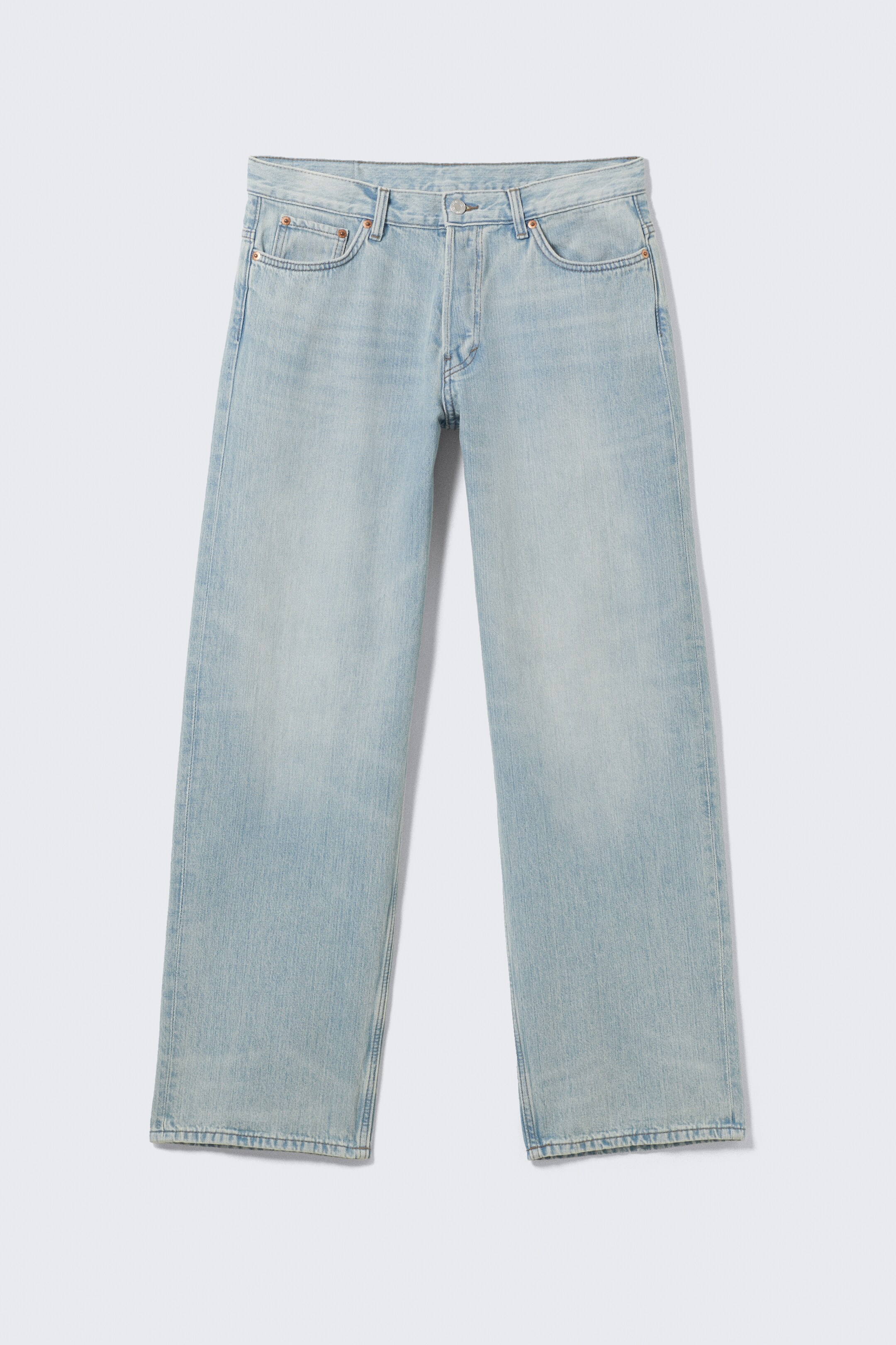 Visualizza immagine più grande: Un paio di jeans in denim lavaggio chiaro è esposto dalla parte anteriore, caratterizzato da una vita bassa, una vestibilità ampia e gambe dritte e lunghe. I jeans sono progettati con una chiusura a bottoni, passanti per cintura e tasche frontali visibili, inclusa una tasca per le monete, accentuate con rivetti e cuciture a contrasto.