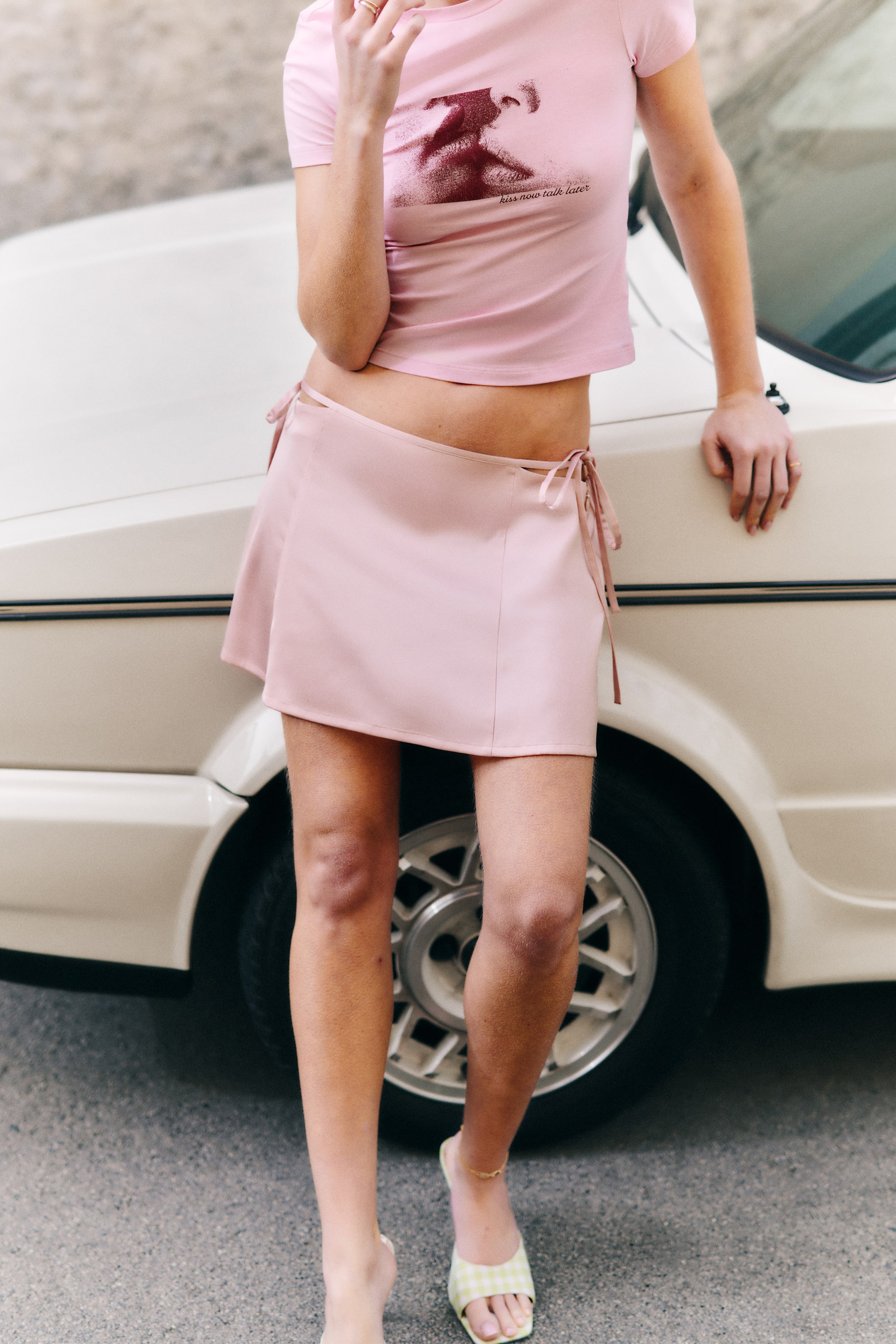 Grotere afbeelding bekijken: Satijnen minirok met cutout  - Lichtroze - DAMES | H&M BE 1