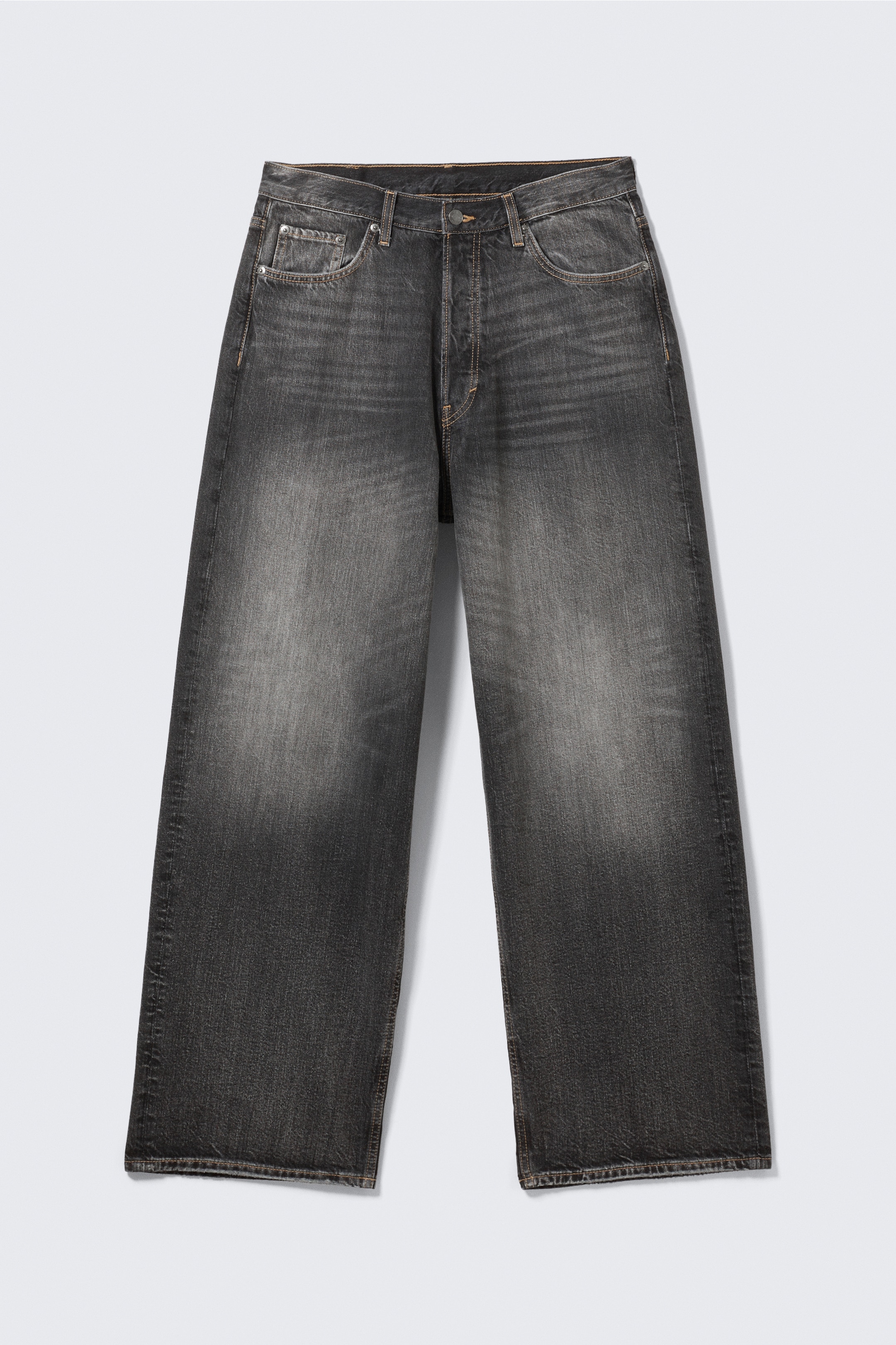 Ingrandisci l'immagine: Un paio di jeans a vestibilità ampia, visti dal DAVANTI, mostrano un denim nero lavato con aree sbiadite sulle cosce, una gamba larga e una lunghezza lunga. I jeans sono progettati con un classico stile a 5 tasche, comprese le tasche frontali e per le monete visibili, e presentano una chiusura con bottoni.