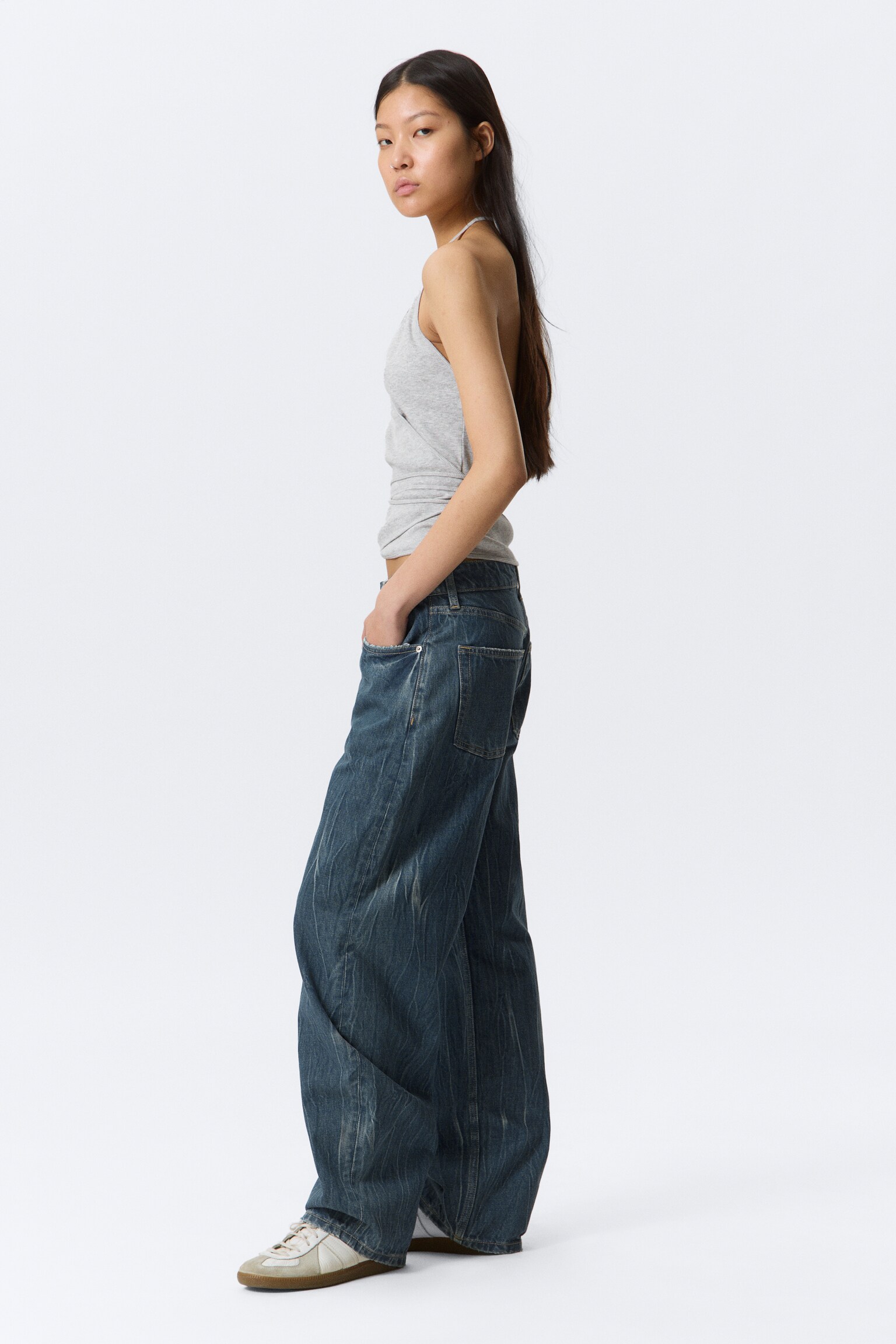 Jeans Abell de cintura média, corte regular e perna em barril - Gnarly Blue - Azul Médio - 4