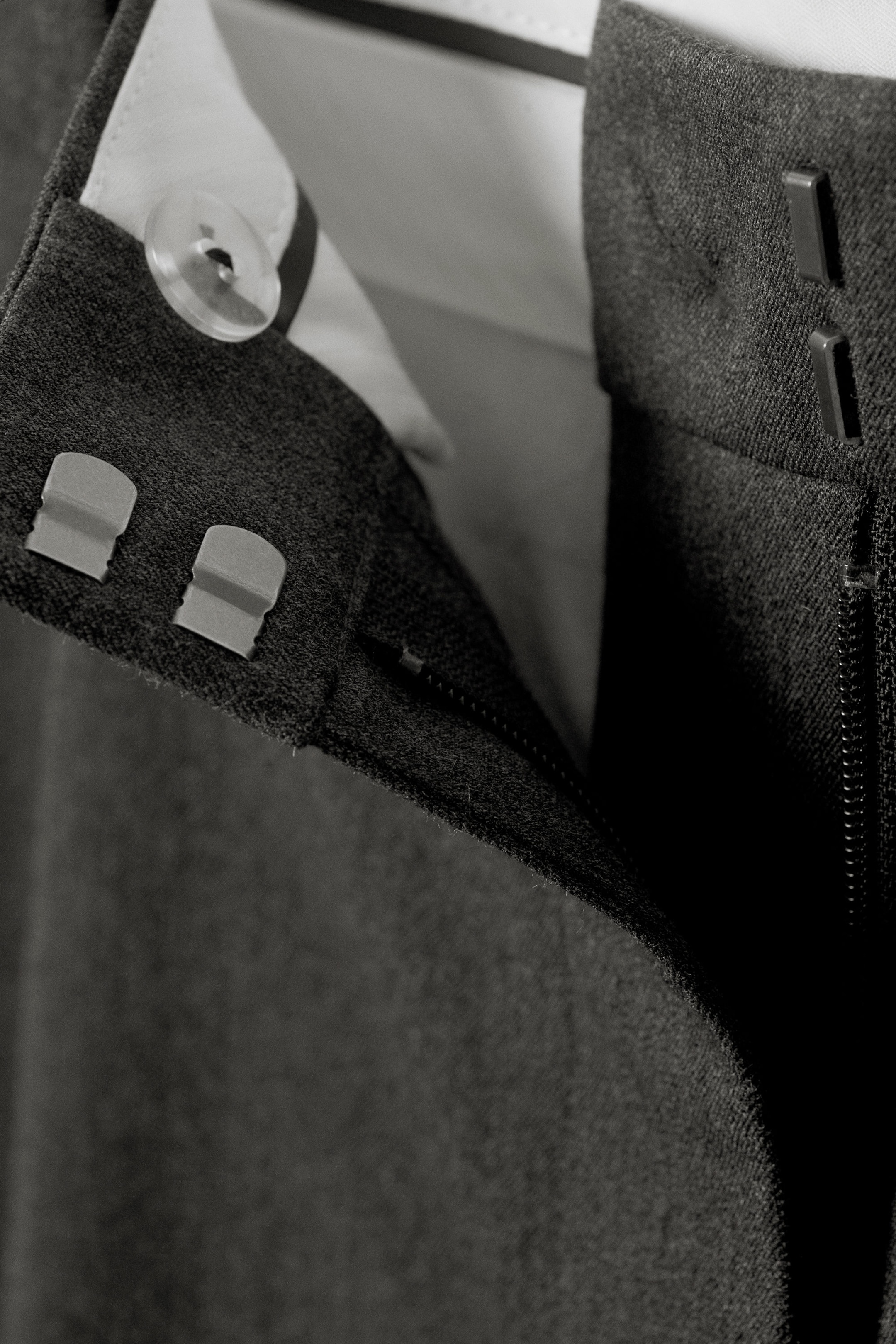 Dunkelgrau meliert - Low-Waist-Anzughose mit weitem Bein und Bundfalten - 2