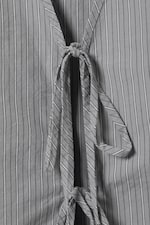 Grårandig - V-ringad bomullsblus med knyt - 1