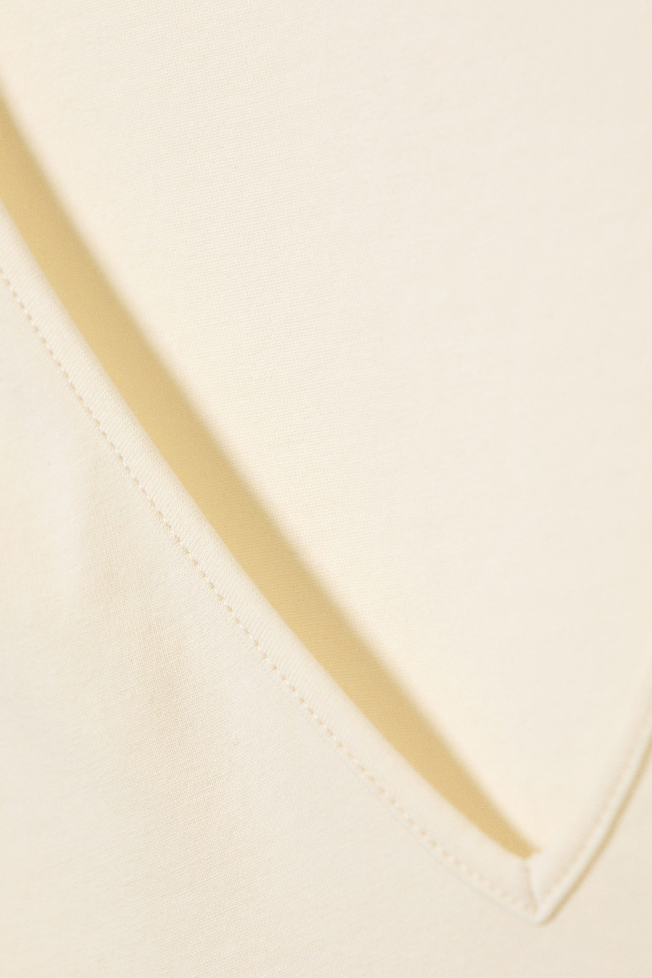 Cremefarben - Schmales T-Shirt mit tiefem V-Ausschnitt - 2