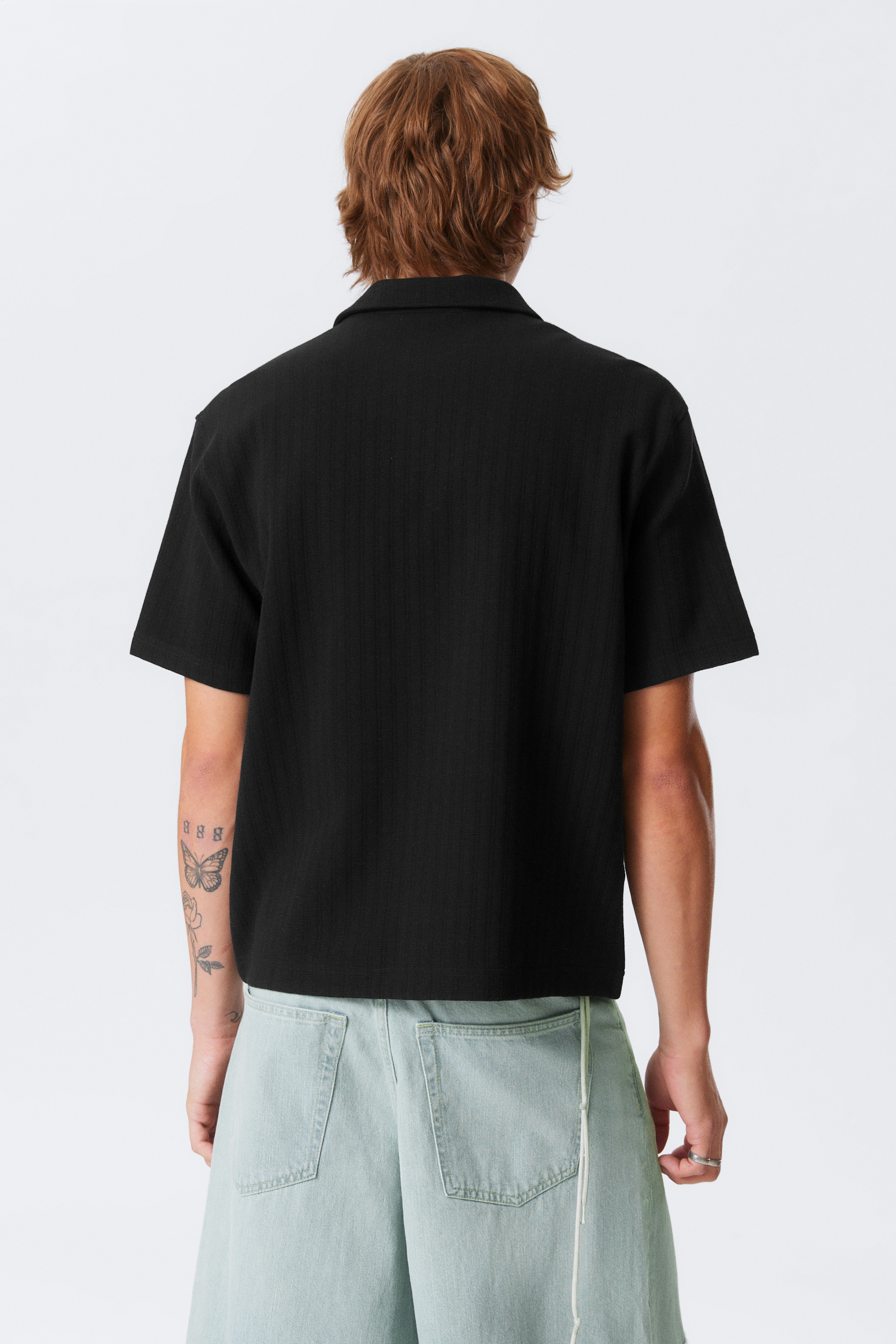 Zobrazit větší obrázek: Knitted Short-Sleeved Button-Up Shirt - Černá - MUŽI | H&M CZ 4