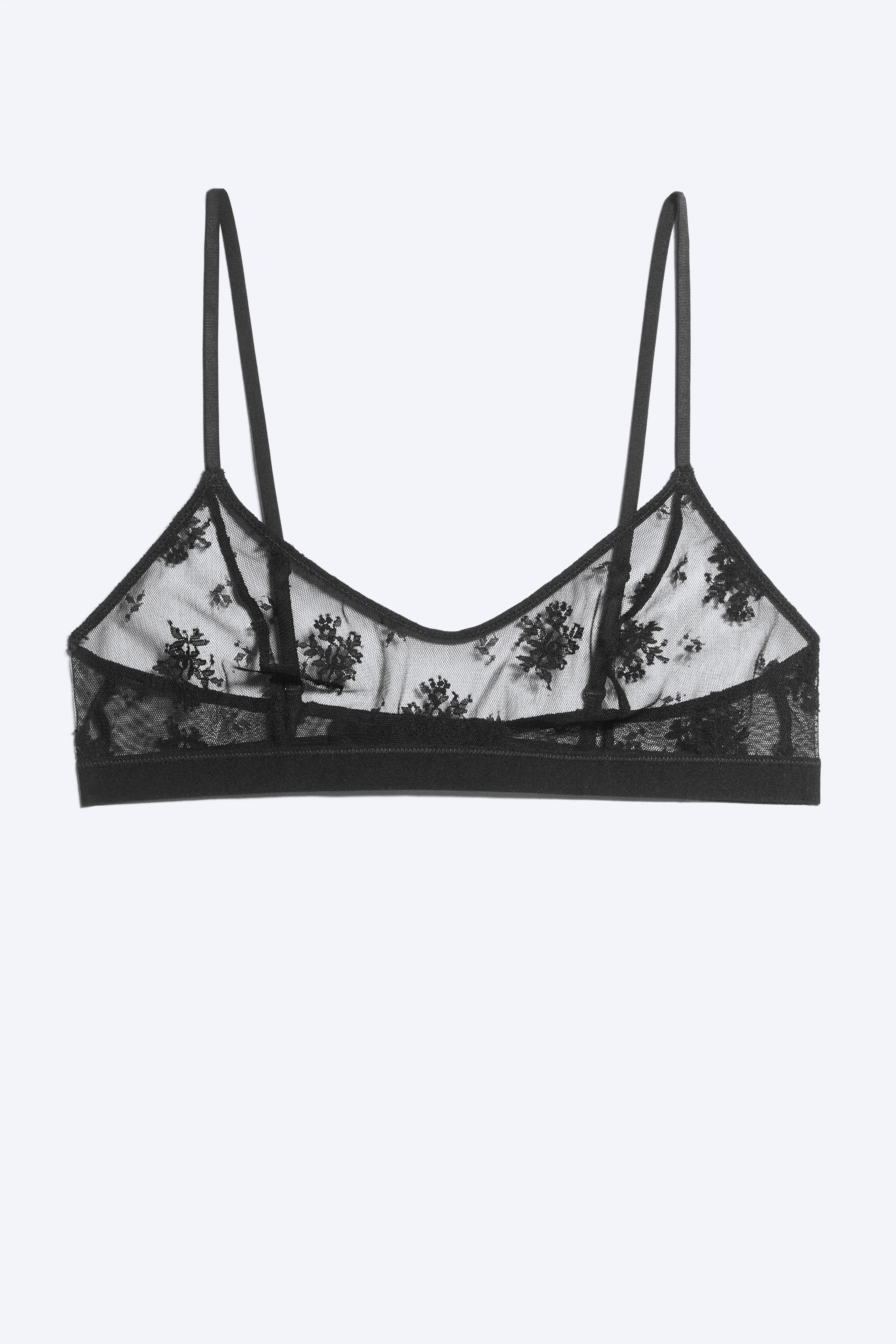 Größeres Bild ansehen: Ein ungepolsterter Plunge-BH wird von vorne gezeigt und verfügt über transparente schwarze Spitzen-Jersey-Cups mit floraler Stickerei. Er ist mit einem Rundhalsausschnitt, extra schmalen, verstellbaren Trägern und einem festen elastischen Unterbrustband gestaltet.
