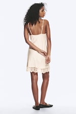 Vaal lichtbeige - Satijnen slip-dress met kant - 3
