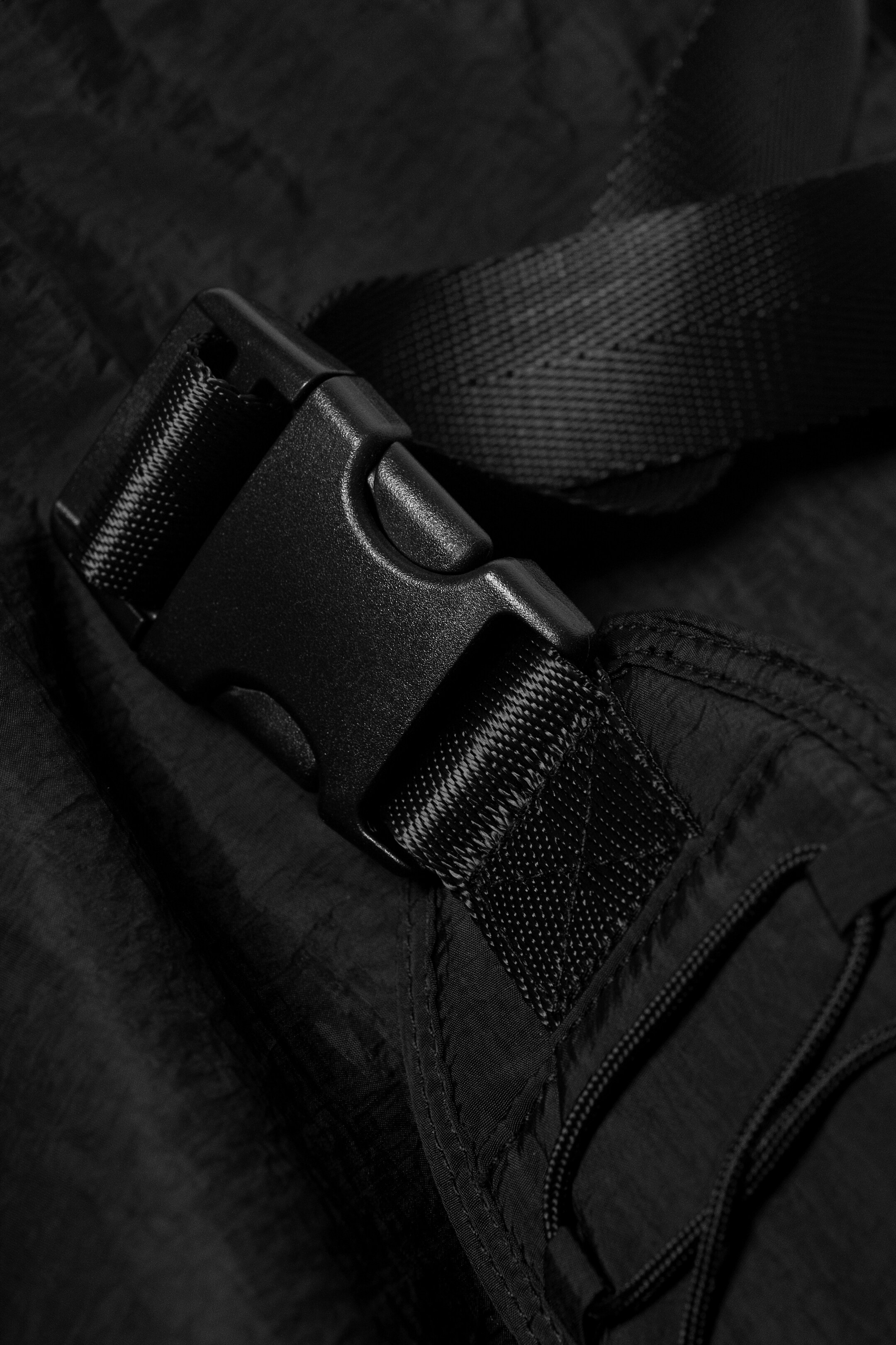 Grösseres Bild ansehen: Schultertasche mit Kordelzug Dawa - Schwarz - DAMEN | H&M CH 4