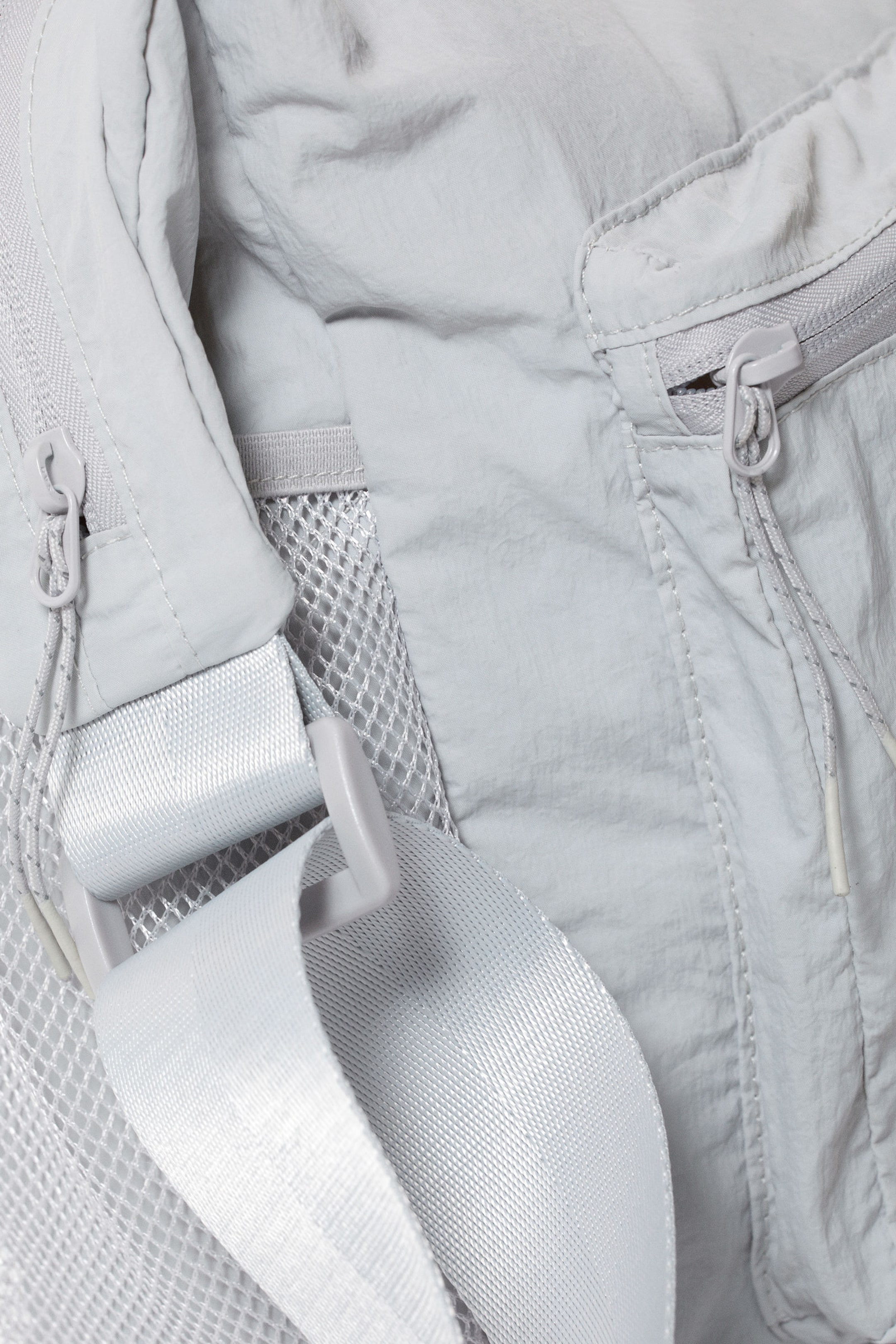 Poederig lichtgrijs - Crossbodytas met zakken - 2