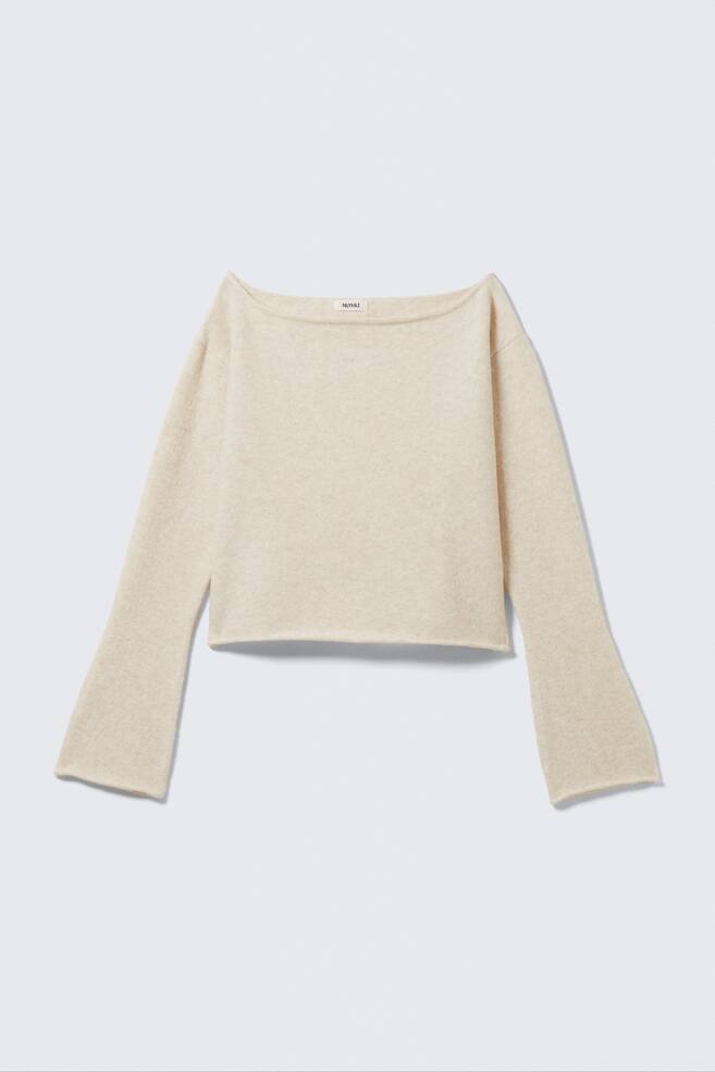 Se muestra un suéter beige claro y peludo desde el frente, con un amplio escote barco y mangas largas y acampanadas. Está diseñado con un ajuste corto y un borde inferior sin dobladillo, y una pequeña etiqueta de la marca es visible en la parte posterior del cuello. - 1