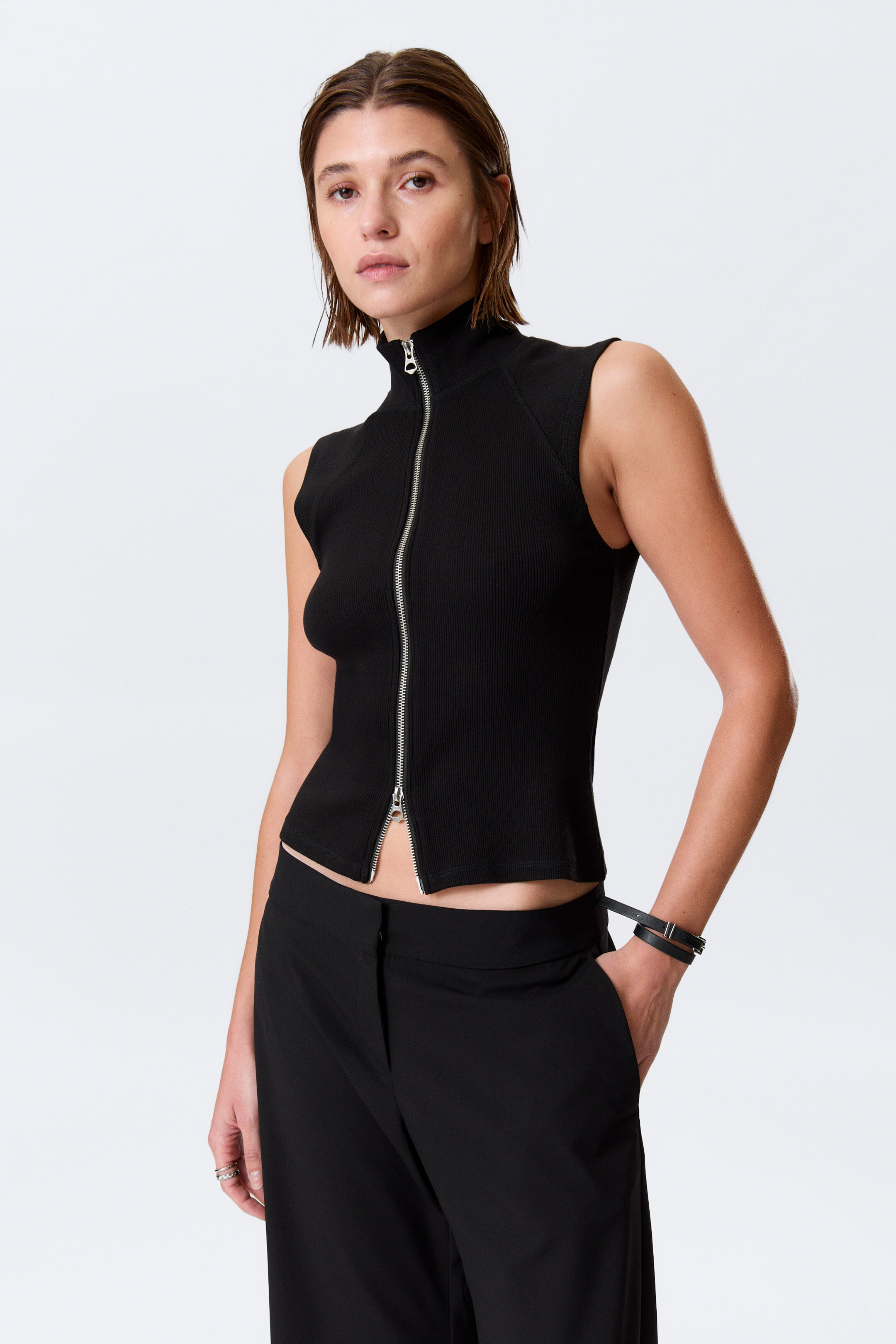 Visa större bild: Ribbed Mock Neck Zip Top - Svart - DAM | H&M SE 2