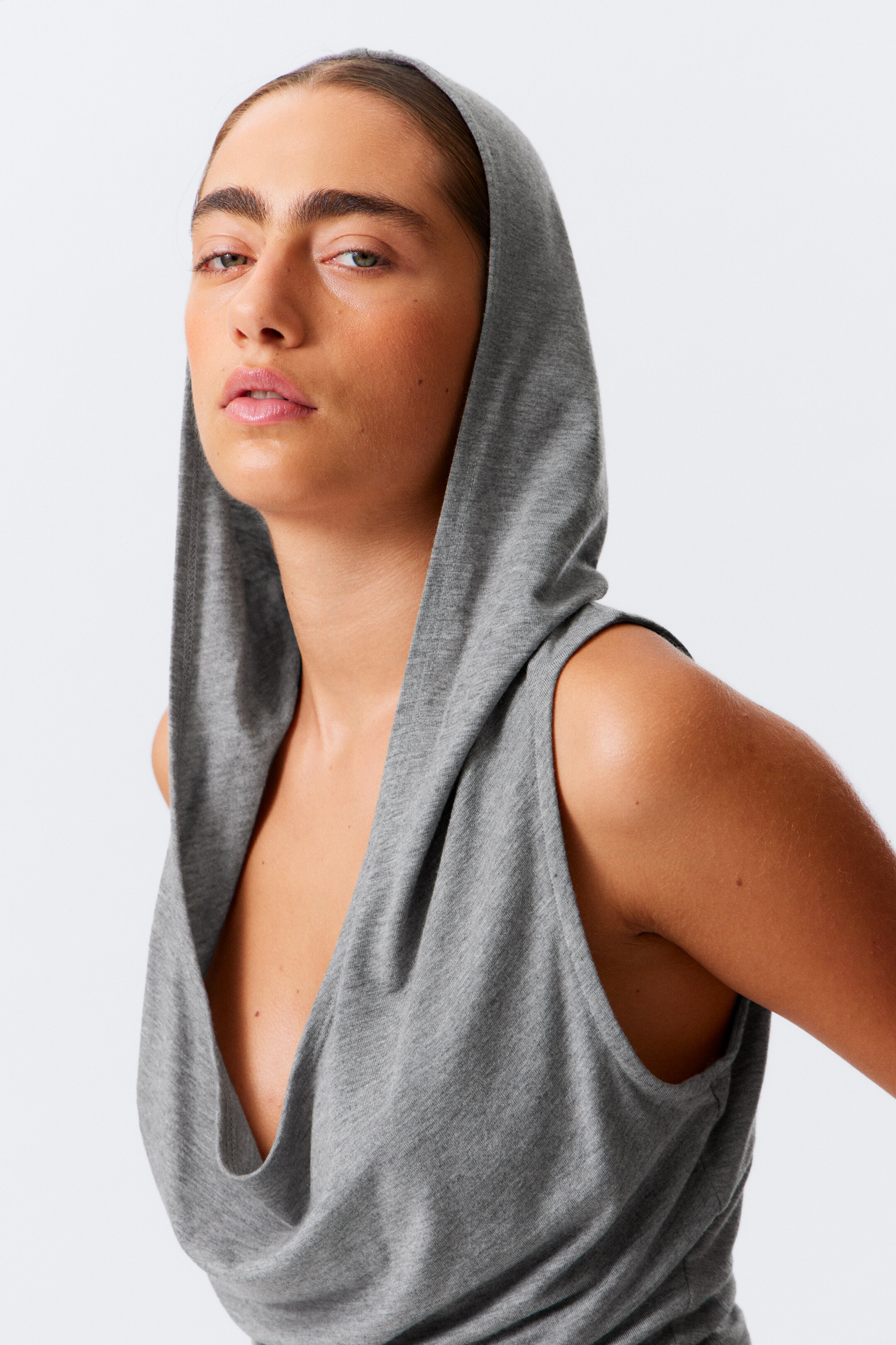 Größeres Bild anzeigen: Drapiertes ärmelloses Lyocell-Top mit Kapuze - Grau meliert - Ladies | H&M AT 4