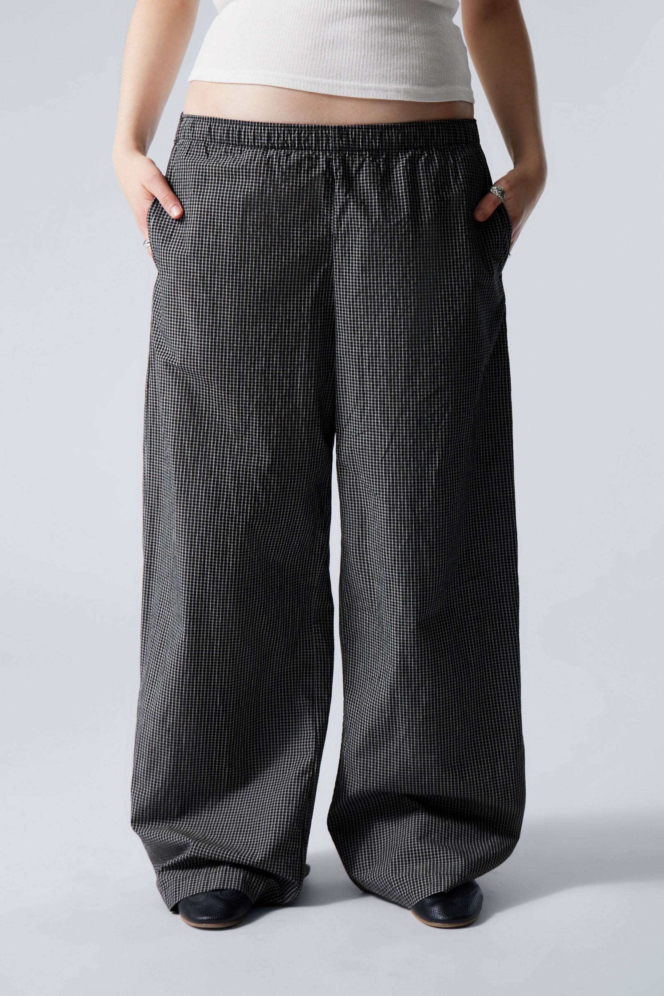 Schwarz kariert - Locker sitzende Baumwollhose mit niedrigem Bund - 2