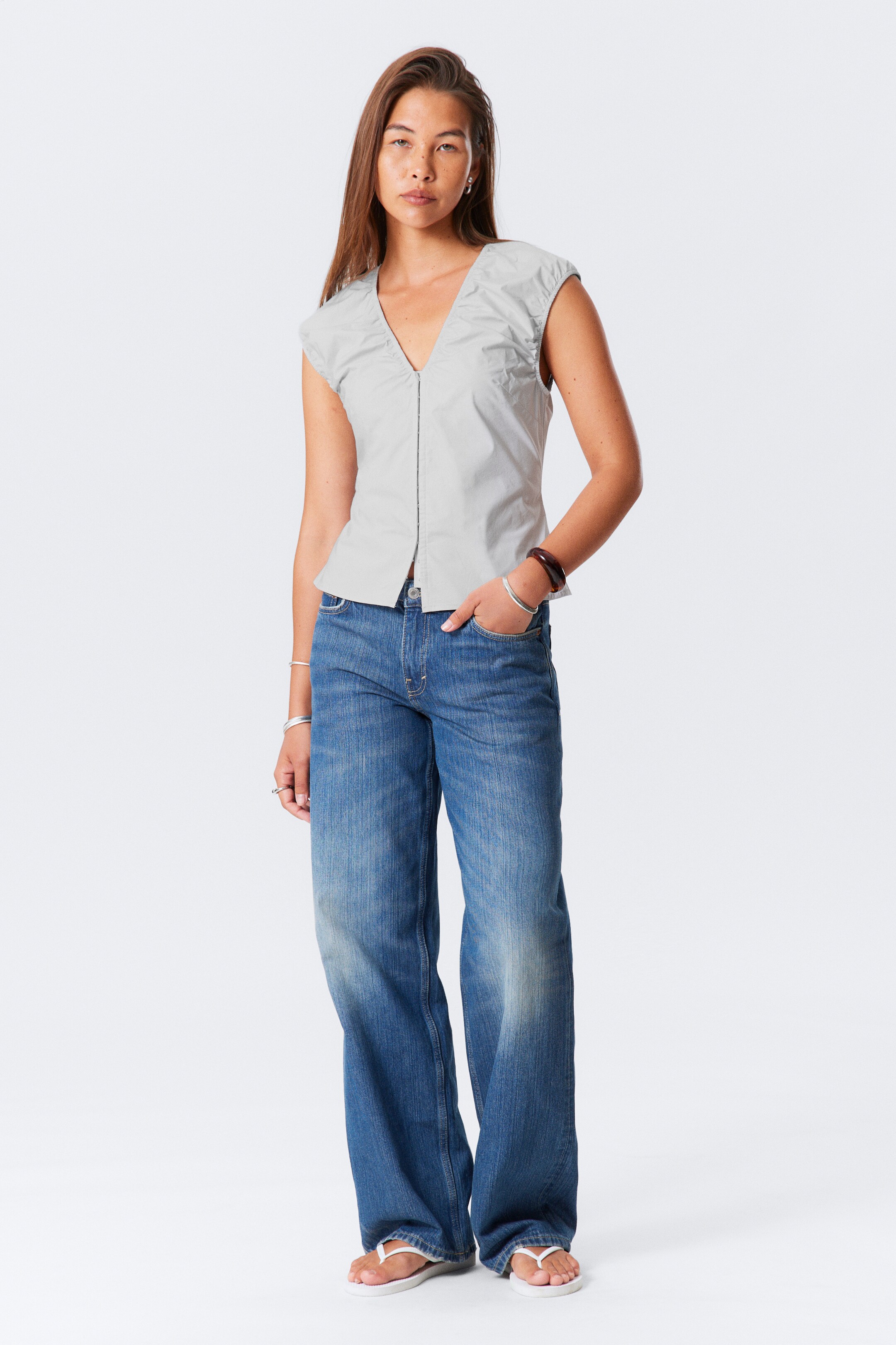 Größeres Bild ansehen: Ärmelloses Baumwolltop mit V-Ausschnitt - Hellgrau - Ladies | H&M DE 2