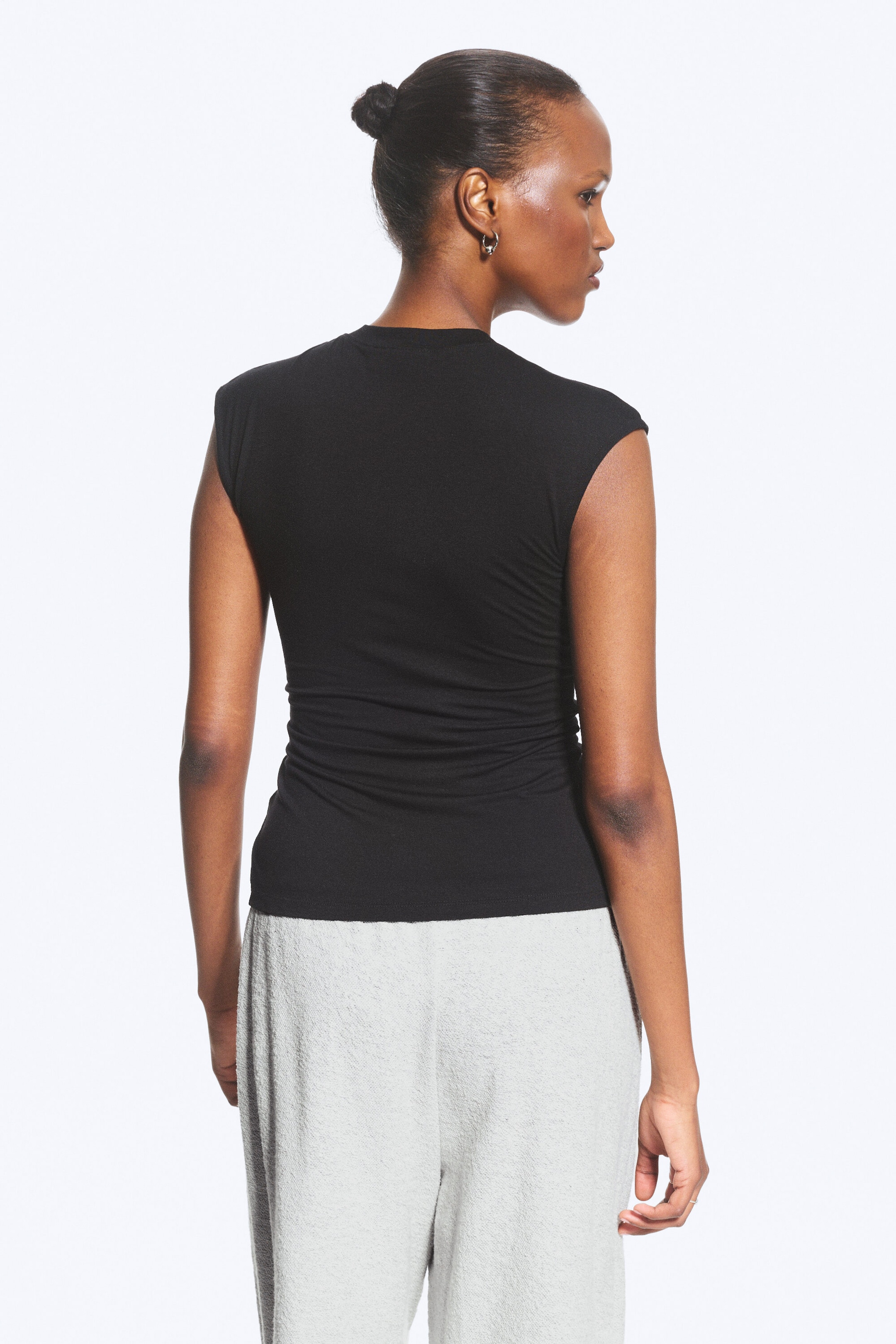 Svart - Pärlknappar - Ärmlös jerseytop med pärlknappar - 3