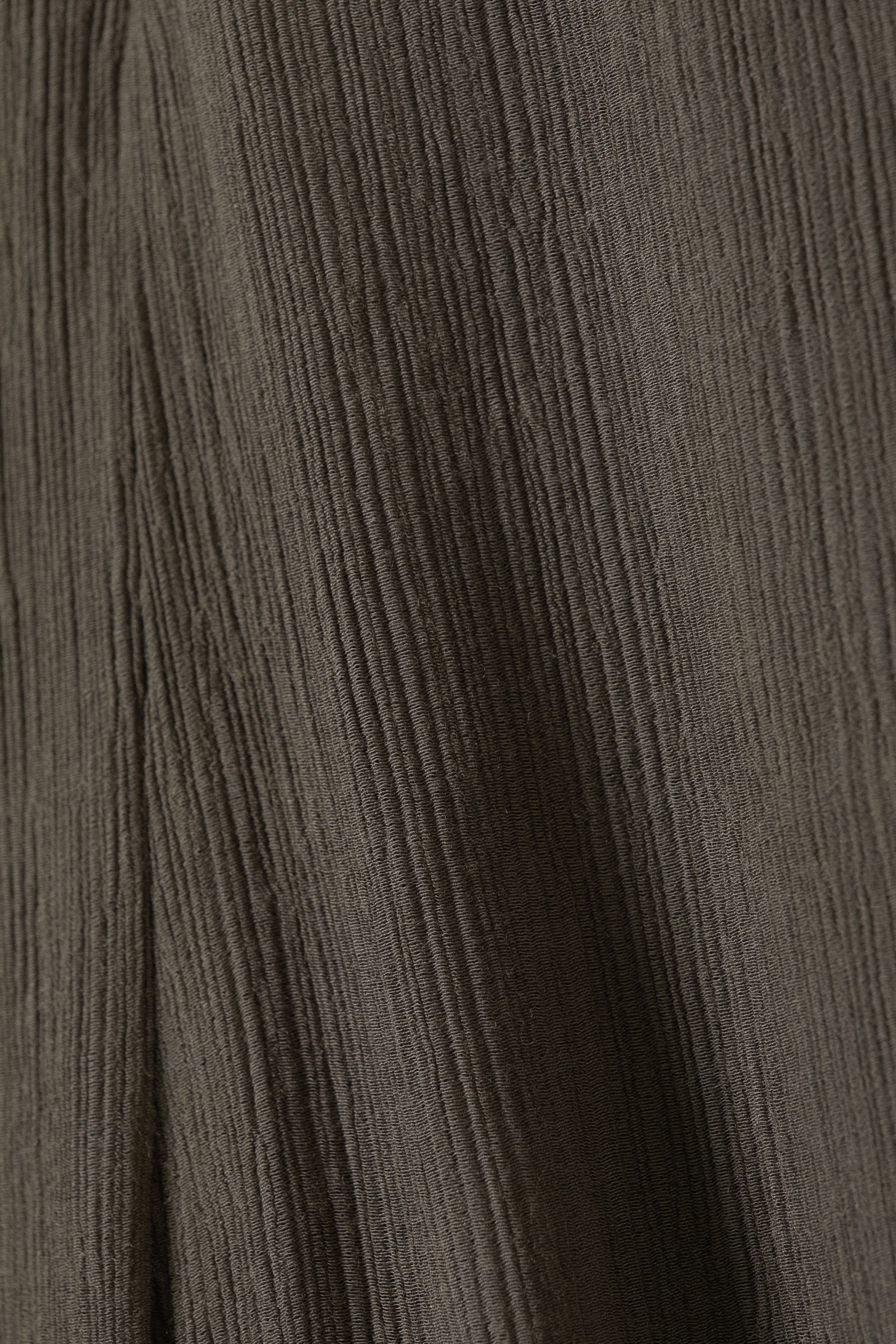 Dunkelbraun - Crinkle-Hose mit tiefem Bund und weitem Bein - 2