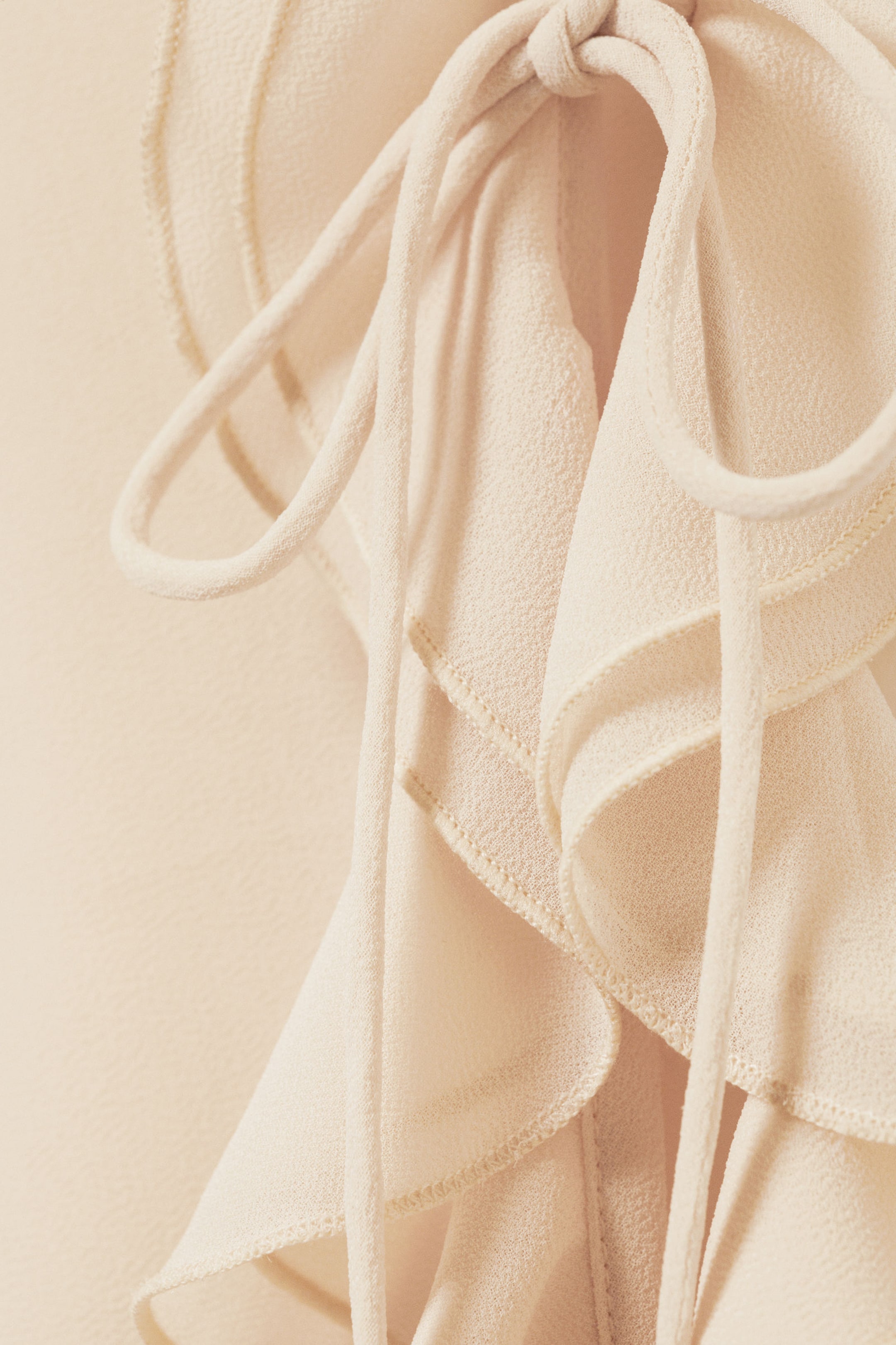 Beige - Blouse met ruches en lange mouwen - 5