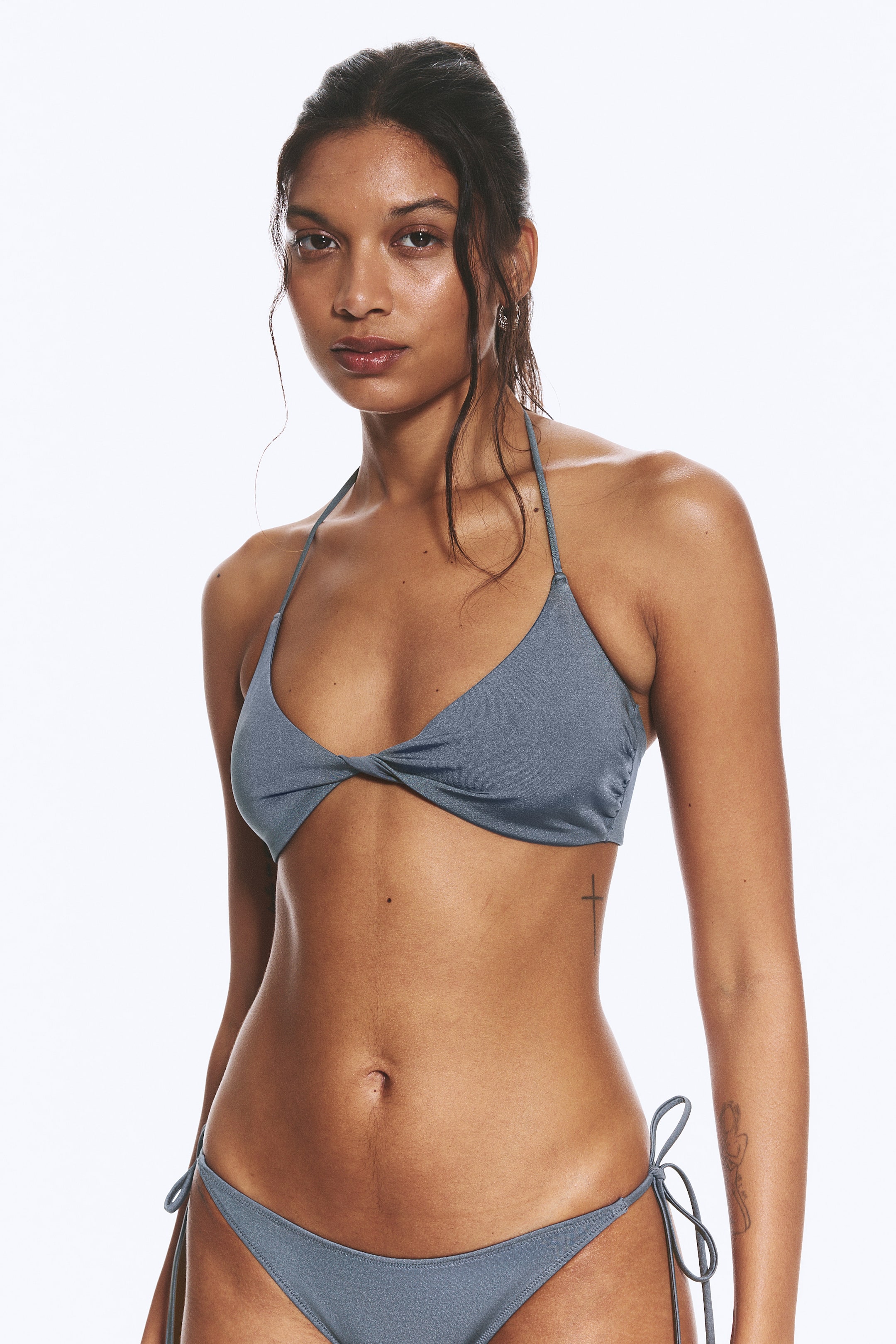 Vezi imaginea mai mare: Turn Halter Bikini Top - Albastru Pudrat - Irizat - FEMEI | H&M RO 1