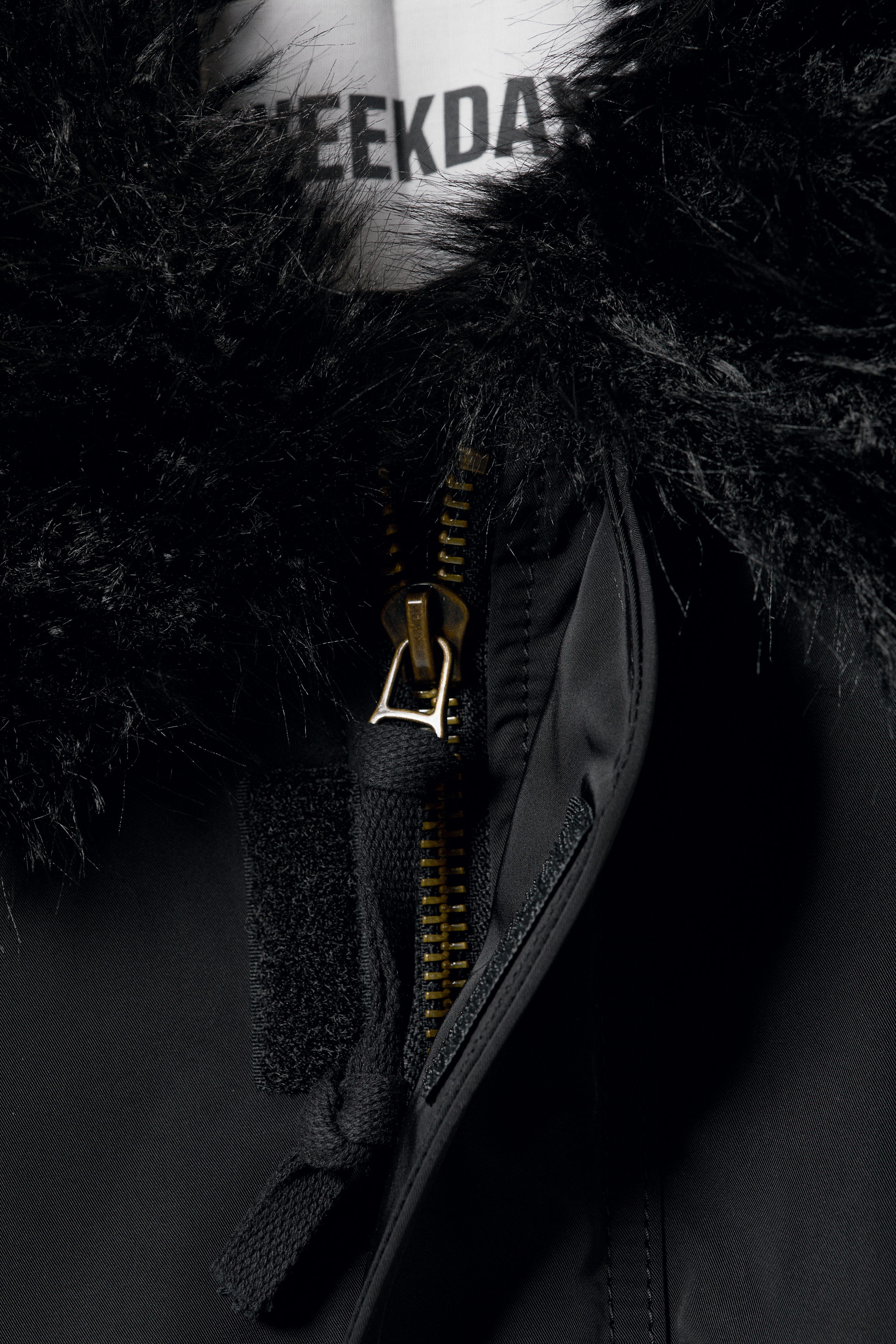 Schwarz - Lockere Bomberjacke mit Kunstfellkragen - 2