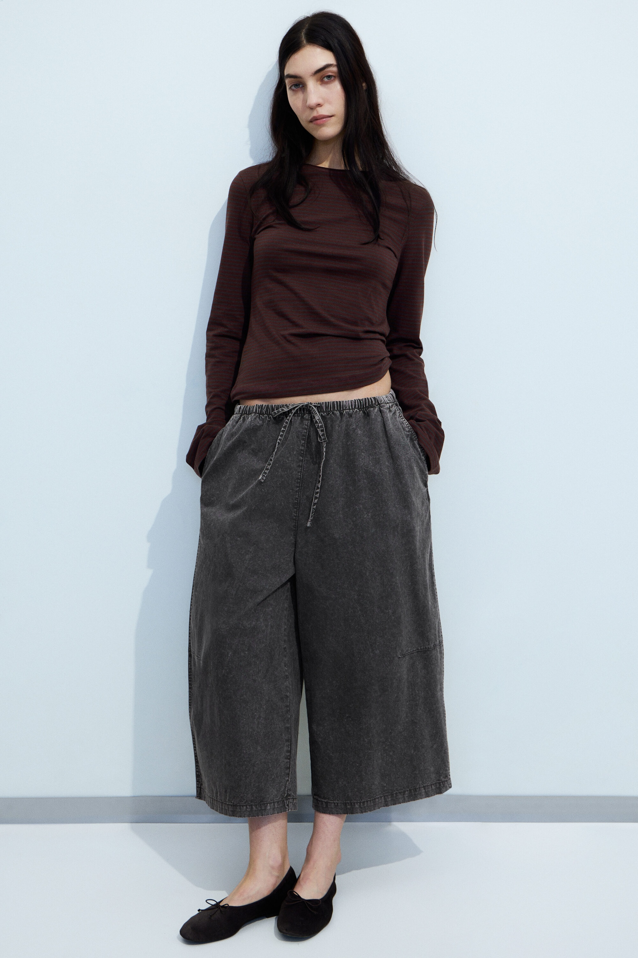Dark Grey - Low Rise Loose Cropped Trousers - 2