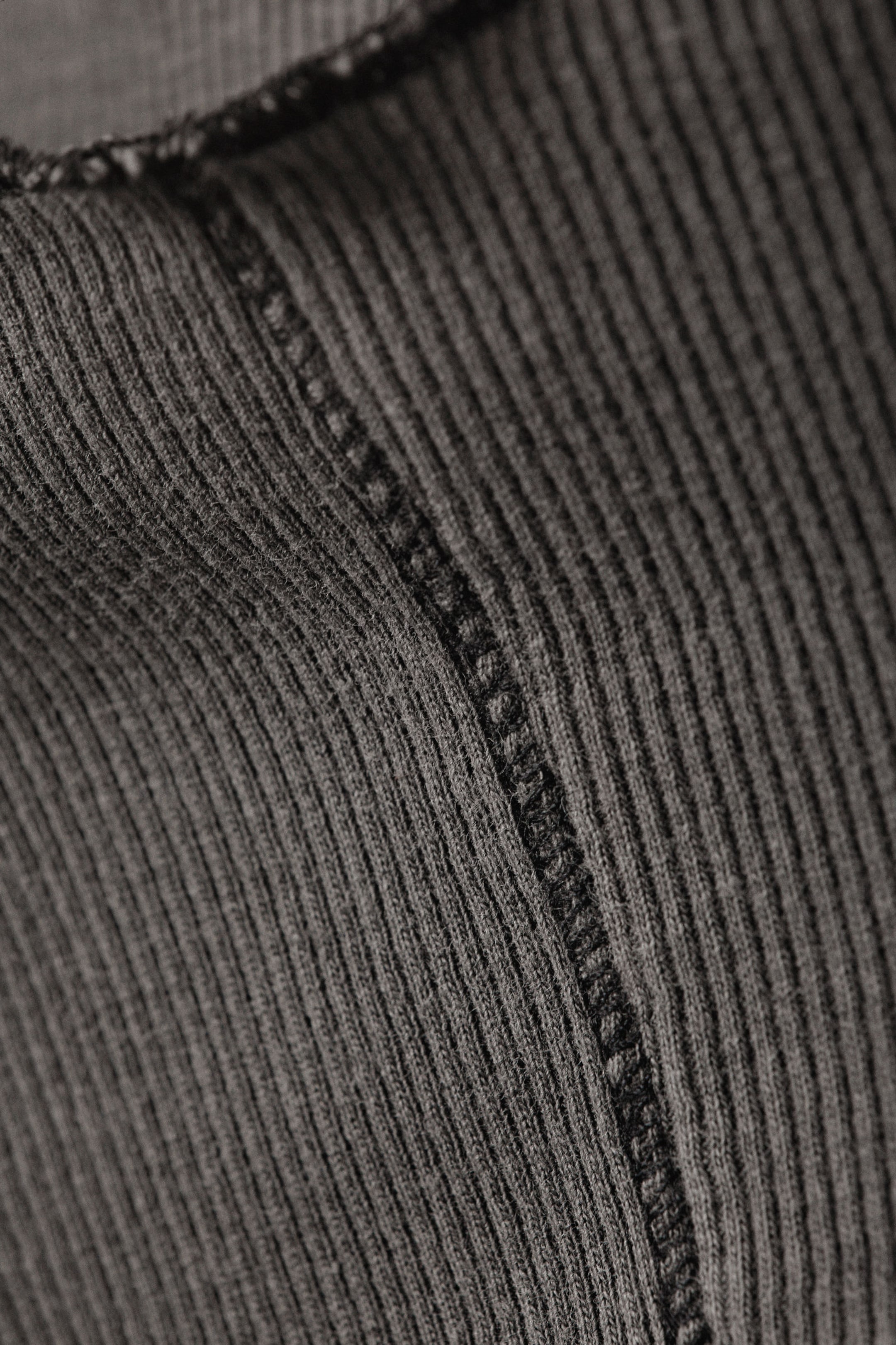Verwaschenes Schwarz - Geripptes T-Shirt mit Stehkragen - 2