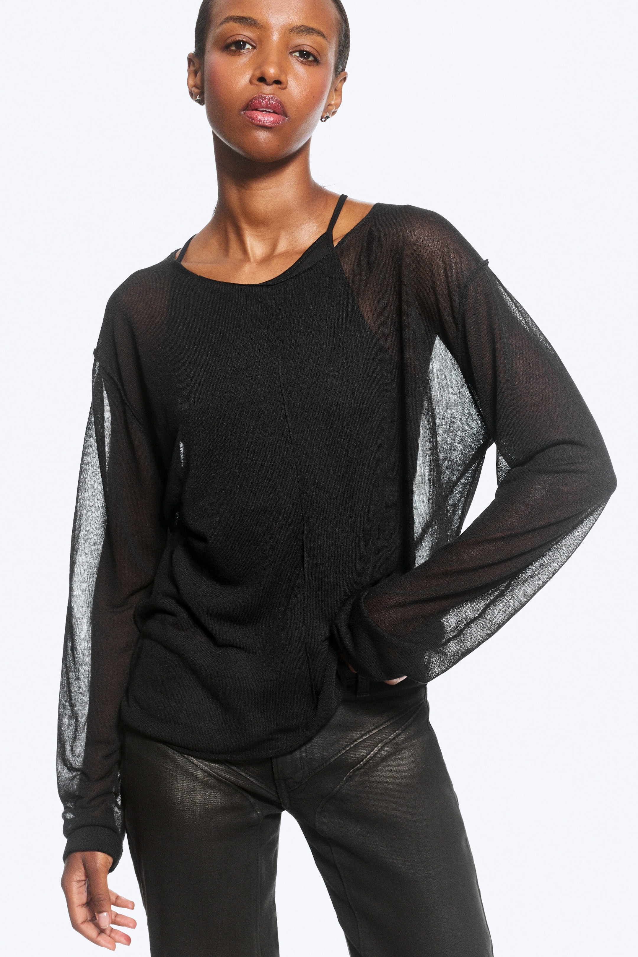Schwarz - Lockerer, transparenter Strickpullover - 0
