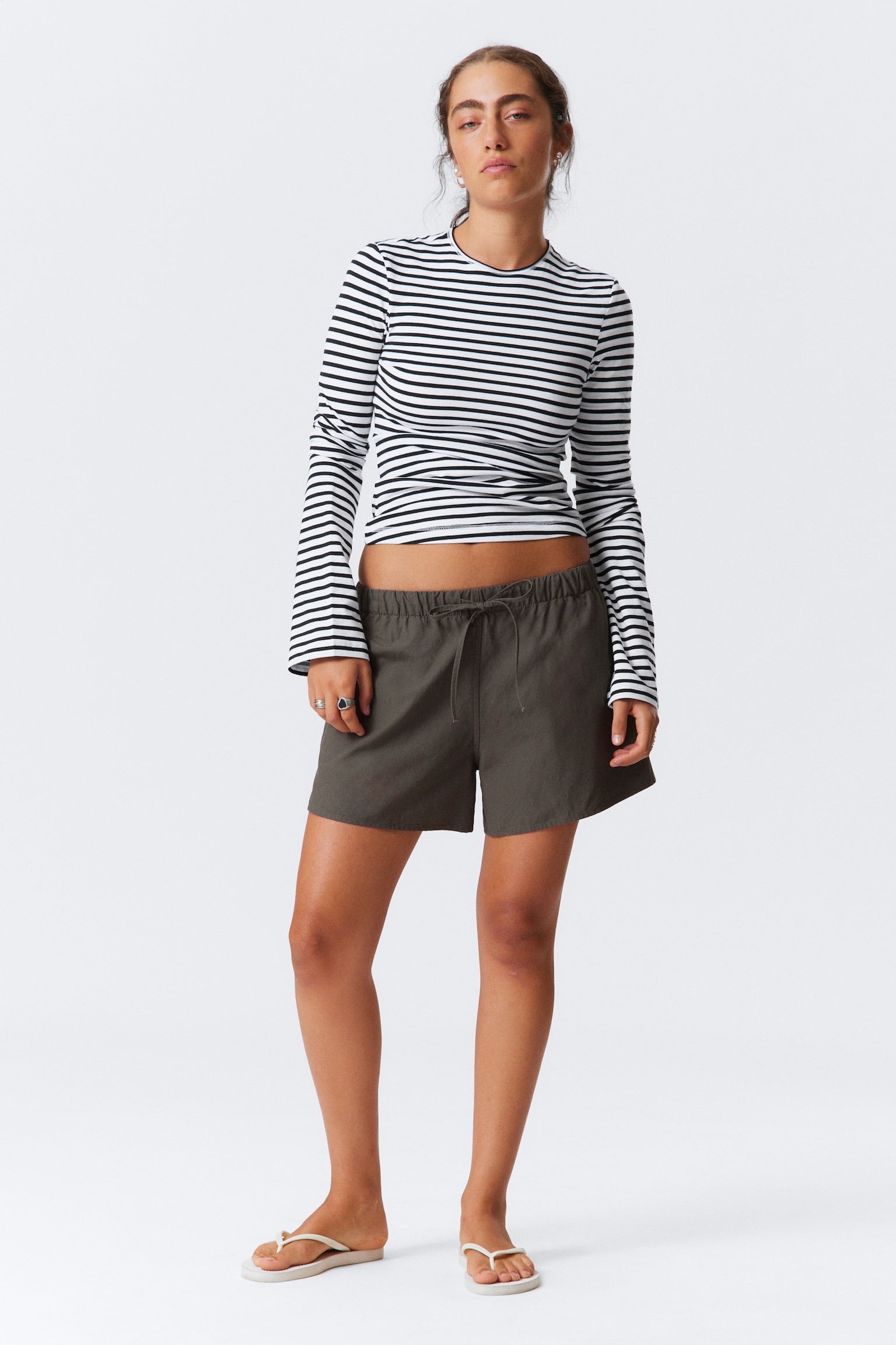 Weite Pull-on-Shorts in Washed-Optik - Dunkles Graubraun/Helles Beige