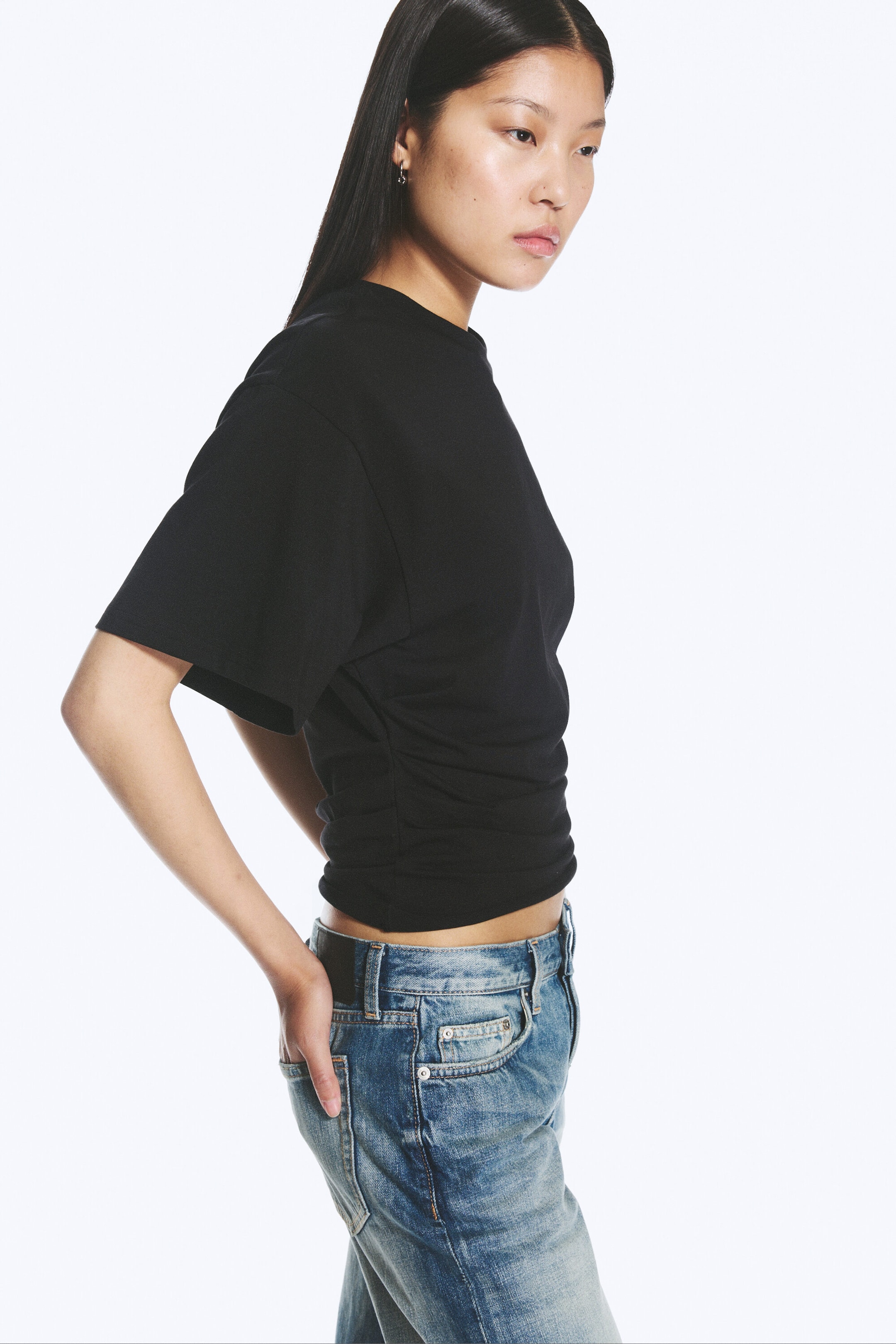 Schwarz - DRAPIERTES, ENG ANLIEGENDES T-SHIRT - 2
