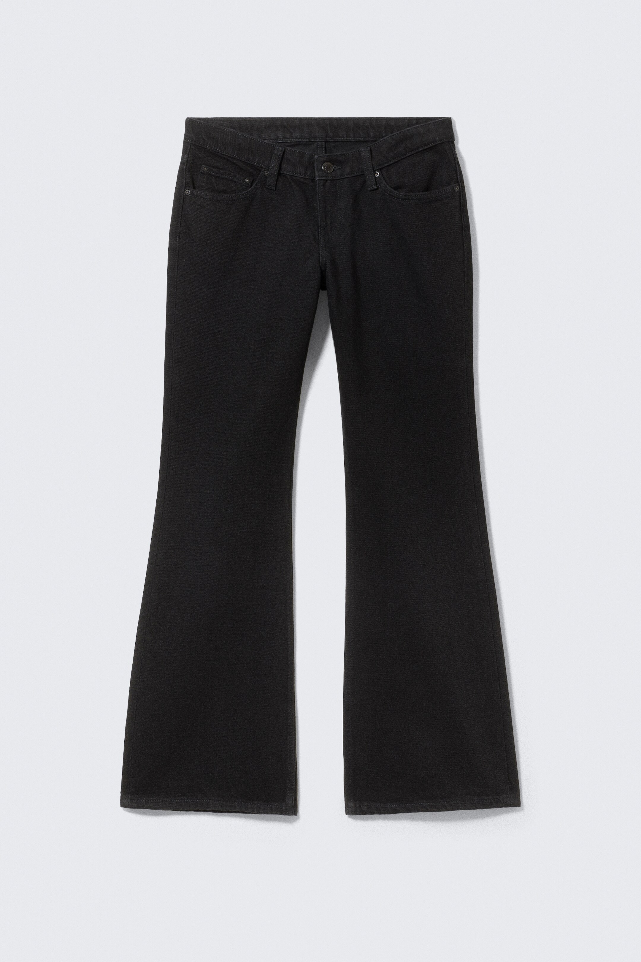 Zobacz większy obraz: Para czarnych dżinsów jest prezentowana od przodu, mających fason slim fit w udzie, długą długość oraz nogawkę bootcut, która rozszerza się od kolana. Są zaprojektowane z przednimi kieszeniami, kieszonką na monety oraz zapięciem na guzik w pasie.