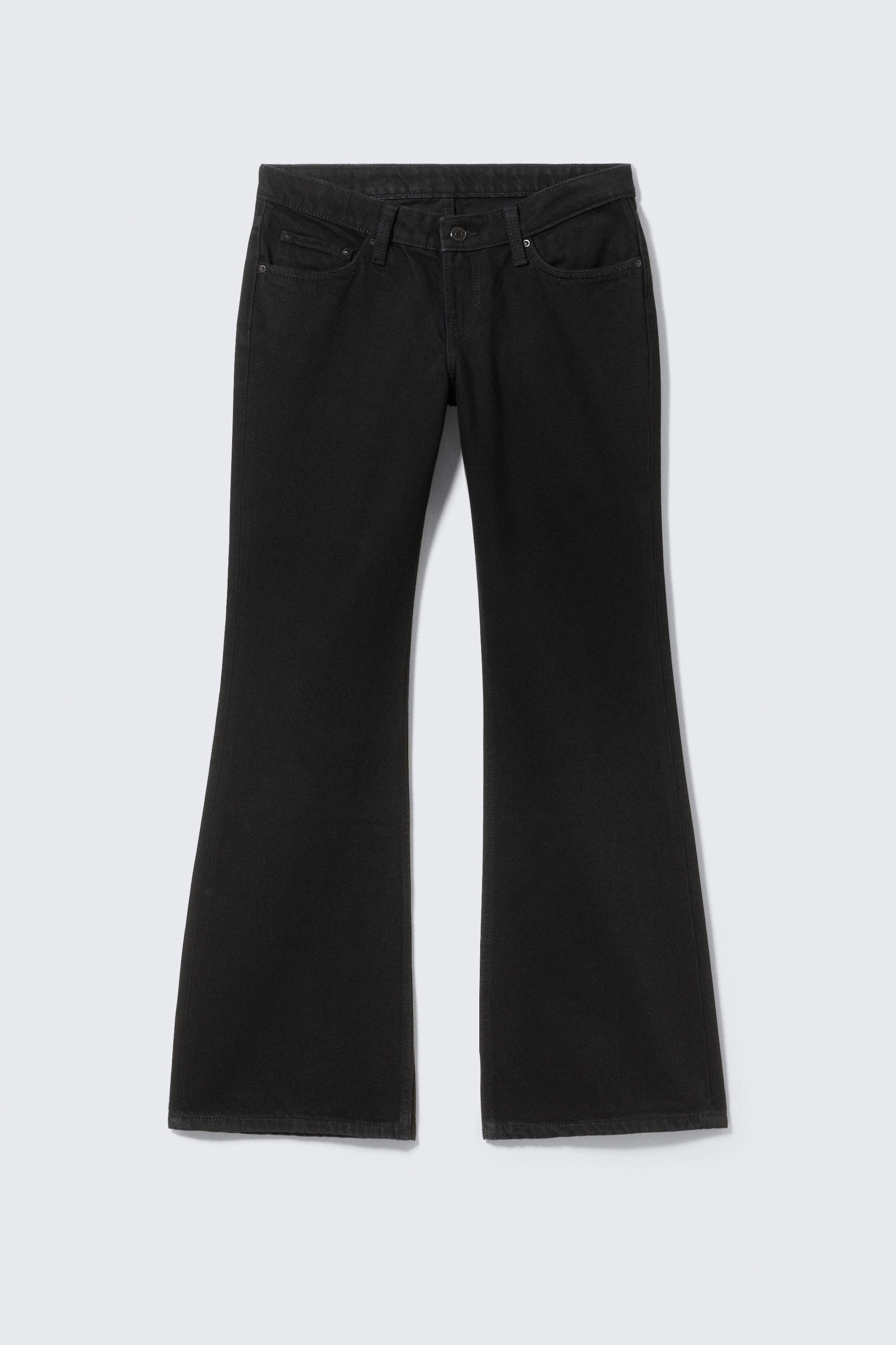 Visa större bild: Ett par svarta denimjeans presenteras framifrån med en smal passform genom låret, en lång längd och ett bootcut-ben som fladdrar ut från knät. De är designade med framfickor, en myntficka och en knappstängning vid midjan.