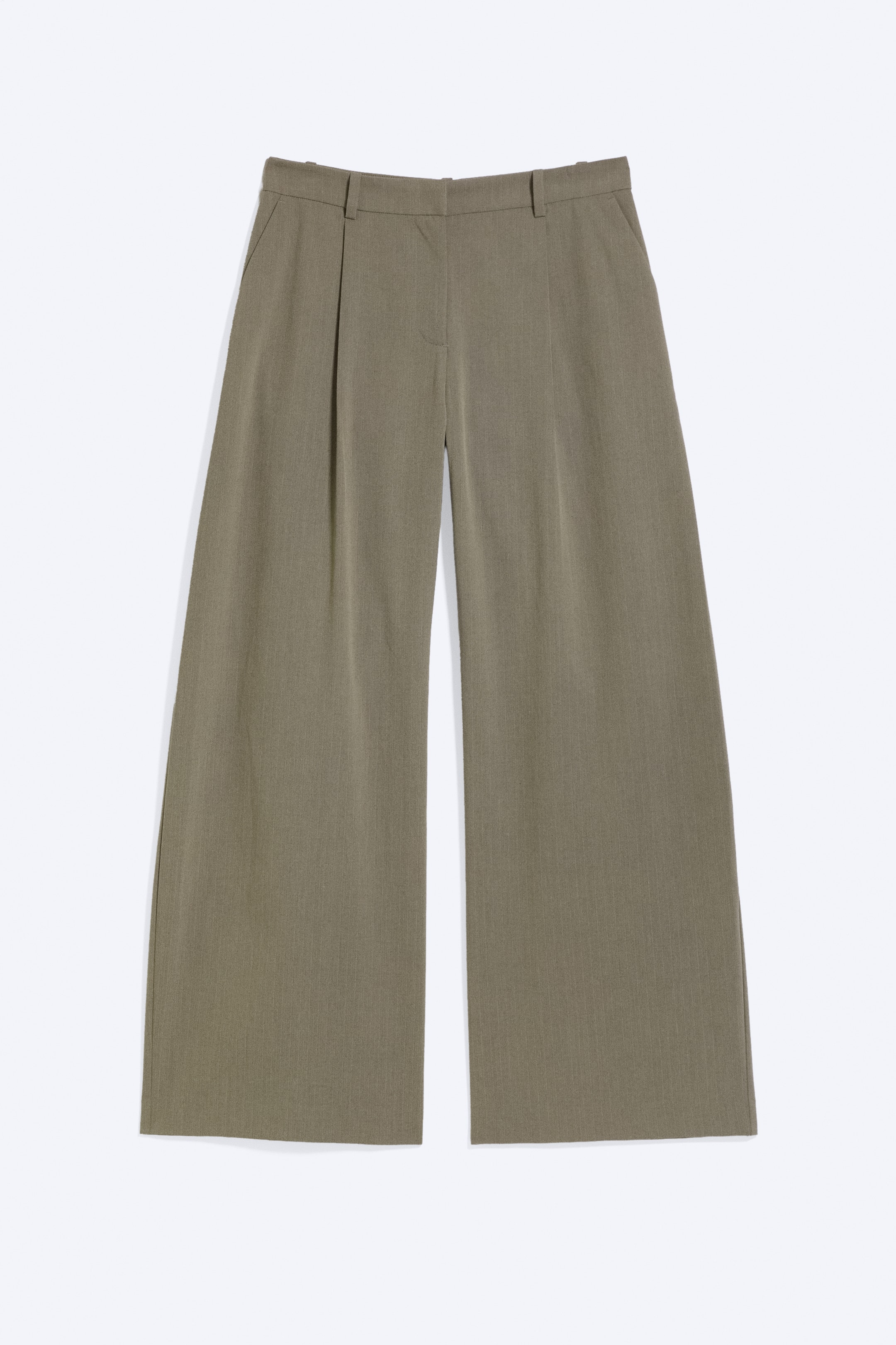 Vezi imaginea mai mare: O pereche de pantaloni de costum verde măsliniu este prezentată din față, având o talie cu găici pentru curea, un fermoar frontal cu închidere tip cârlig și ochi, și buzunare laterale oblice. Pantalonii cu crac larg sunt concepuți cu pliuri frontale pe fiecare picior.